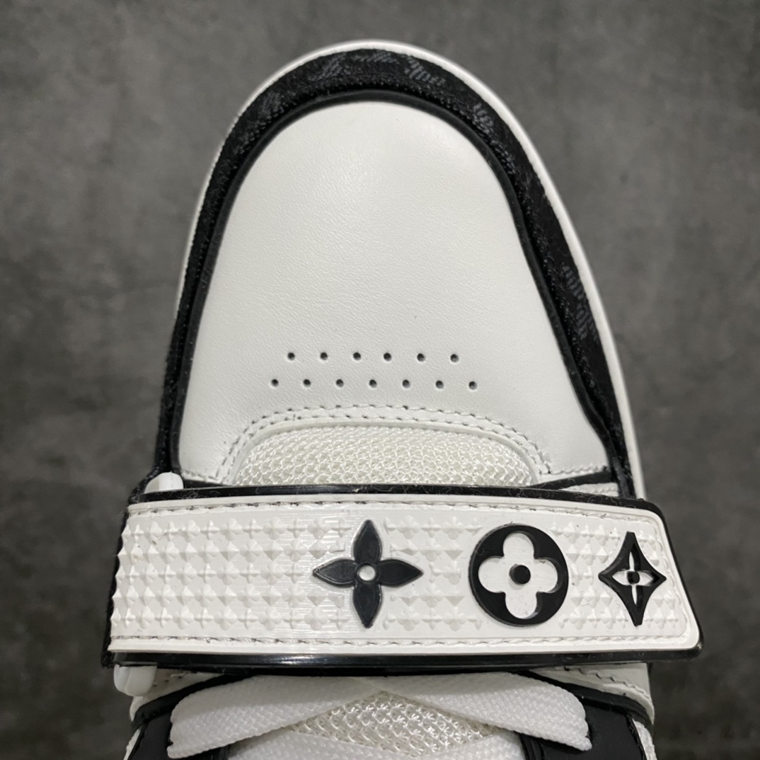 图片[5]-莞产顶级LV Trainer路易威登2022最新款 代购级别 牛仔魔术贴运动鞋 白黑牛仔 原厂同质感小牛皮，原厂牛仔布 老花图案对点对点对位 匠心缝纫成就繁复结构，原底开模 注胶外底TPU 多层组合大底 鞋舌和侧面饰有 LV 字母，侧面饰有 Vuitton 标识，外底饰有 Monogram 花卉，均为1：1定制 尺码：女35-40（40定做不退不换） 男39-45 (45定做不退不换）-选品中心