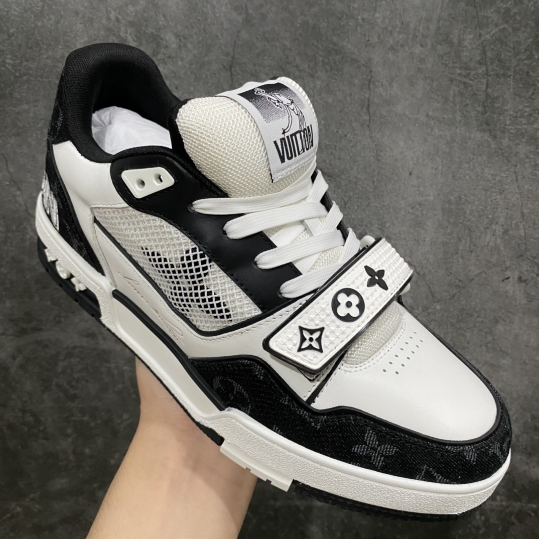 图片[3]-莞产顶级LV Trainer路易威登2022最新款 代购级别 牛仔魔术贴运动鞋 白黑牛仔 原厂同质感小牛皮，原厂牛仔布 老花图案对点对点对位 匠心缝纫成就繁复结构，原底开模 注胶外底TPU 多层组合大底 鞋舌和侧面饰有 LV 字母，侧面饰有 Vuitton 标识，外底饰有 Monogram 花卉，均为1：1定制 尺码：女35-40（40定做不退不换） 男39-45 (45定做不退不换）-选品中心