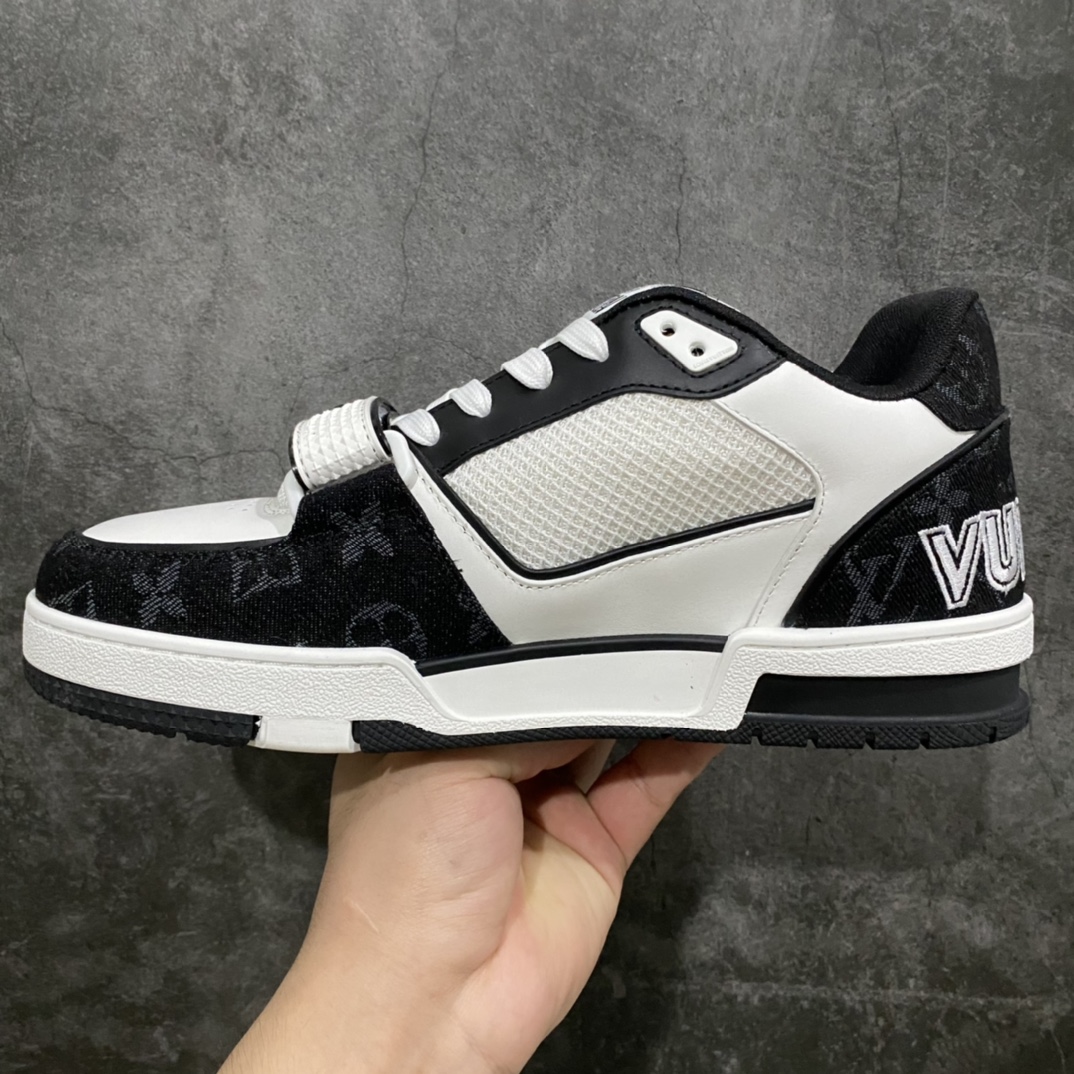 图片[2]-莞产顶级LV Trainer路易威登2022最新款 代购级别 牛仔魔术贴运动鞋 白黑牛仔 原厂同质感小牛皮，原厂牛仔布 老花图案对点对点对位 匠心缝纫成就繁复结构，原底开模 注胶外底TPU 多层组合大底 鞋舌和侧面饰有 LV 字母，侧面饰有 Vuitton 标识，外底饰有 Monogram 花卉，均为1：1定制 尺码：女35-40（40定做不退不换） 男39-45 (45定做不退不换）-选品中心