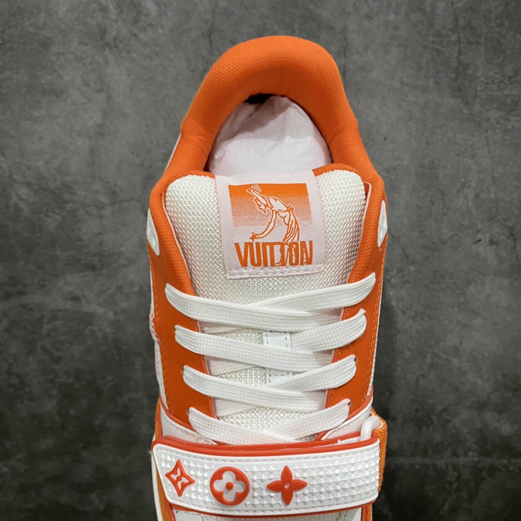 图片[8]-莞产顶级LV Trainer路易威登2022最新款 代购级别 牛仔魔术贴运动鞋 白橙牛仔 原厂同质感小牛皮，原厂牛仔布 老花图案对点对点对位 匠心缝纫成就繁复结构，原底开模 注胶外底TPU 多层组合大底 鞋舌和侧面饰有 LV 字母，侧面饰有 Vuitton 标识，外底饰有 Monogram 花卉，均为1：1定制 尺码：女35-40（40定做不退不换） 男39-45 (45定做不退不换）-选品中心