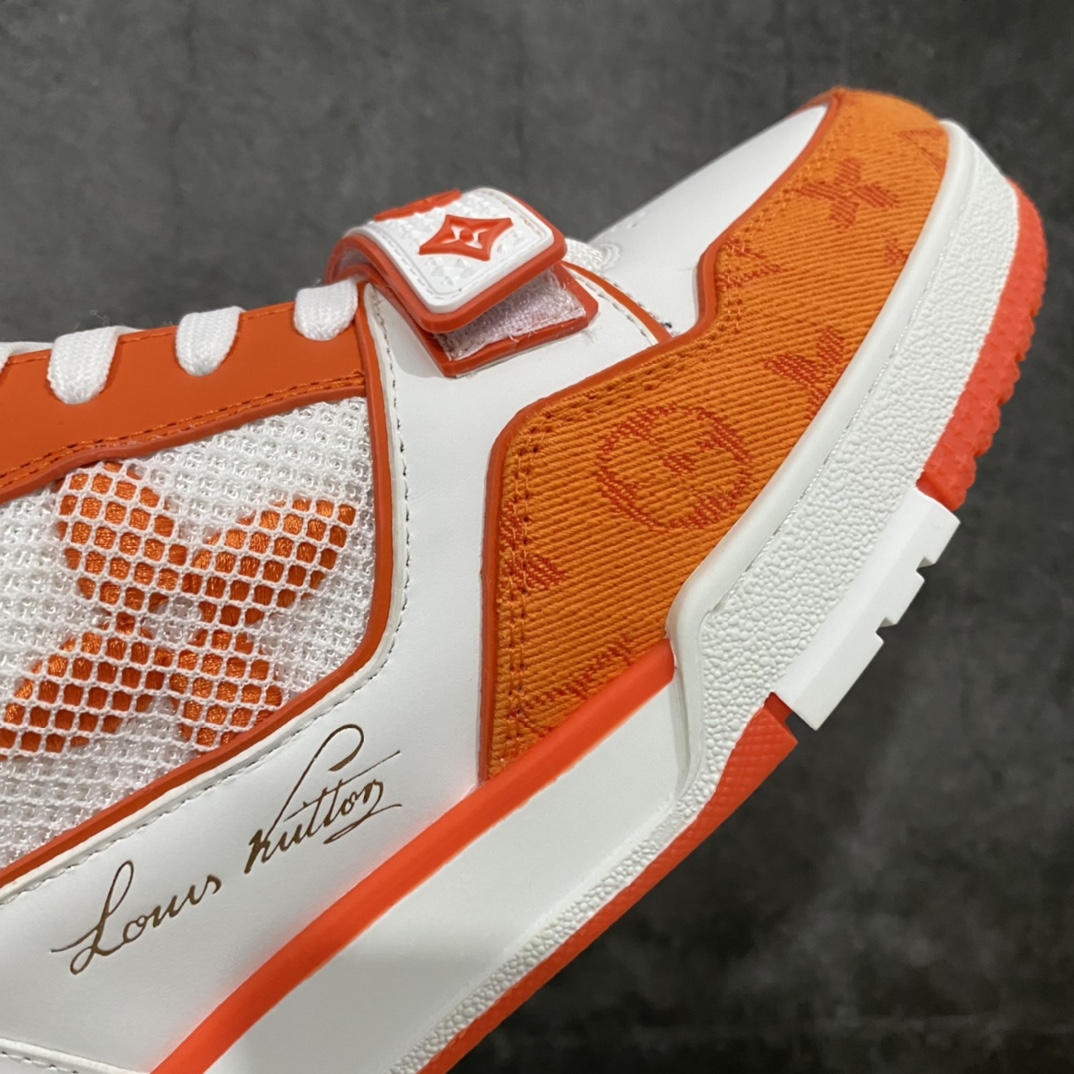 图片[6]-莞产顶级LV Trainer路易威登2022最新款 代购级别 牛仔魔术贴运动鞋 白橙牛仔 原厂同质感小牛皮，原厂牛仔布 老花图案对点对点对位 匠心缝纫成就繁复结构，原底开模 注胶外底TPU 多层组合大底 鞋舌和侧面饰有 LV 字母，侧面饰有 Vuitton 标识，外底饰有 Monogram 花卉，均为1：1定制 尺码：女35-40（40定做不退不换） 男39-45 (45定做不退不换）-选品中心