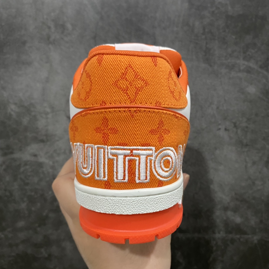 图片[4]-莞产顶级LV Trainer路易威登2022最新款 代购级别 牛仔魔术贴运动鞋 白橙牛仔 原厂同质感小牛皮，原厂牛仔布 老花图案对点对点对位 匠心缝纫成就繁复结构，原底开模 注胶外底TPU 多层组合大底 鞋舌和侧面饰有 LV 字母，侧面饰有 Vuitton 标识，外底饰有 Monogram 花卉，均为1：1定制 尺码：女35-40（40定做不退不换） 男39-45 (45定做不退不换）-选品中心