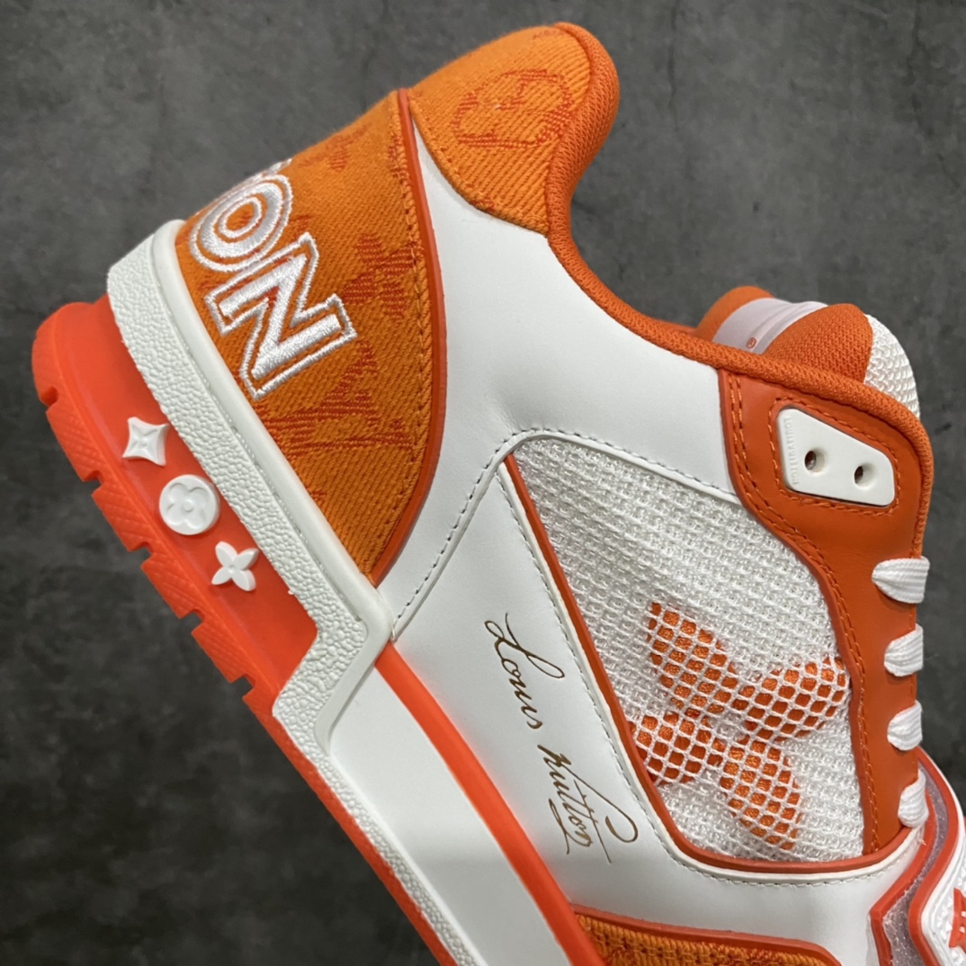 图片[7]-莞产顶级LV Trainer路易威登2022最新款 代购级别 牛仔魔术贴运动鞋 白橙牛仔 原厂同质感小牛皮，原厂牛仔布 老花图案对点对点对位 匠心缝纫成就繁复结构，原底开模 注胶外底TPU 多层组合大底 鞋舌和侧面饰有 LV 字母，侧面饰有 Vuitton 标识，外底饰有 Monogram 花卉，均为1：1定制 尺码：女35-40（40定做不退不换） 男39-45 (45定做不退不换）-选品中心