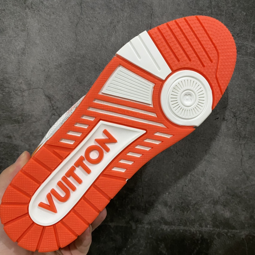 图片[9]-莞产顶级LV Trainer路易威登2022最新款 代购级别 牛仔魔术贴运动鞋 白橙牛仔 原厂同质感小牛皮，原厂牛仔布 老花图案对点对点对位 匠心缝纫成就繁复结构，原底开模 注胶外底TPU 多层组合大底 鞋舌和侧面饰有 LV 字母，侧面饰有 Vuitton 标识，外底饰有 Monogram 花卉，均为1：1定制 尺码：女35-40（40定做不退不换） 男39-45 (45定做不退不换）-选品中心