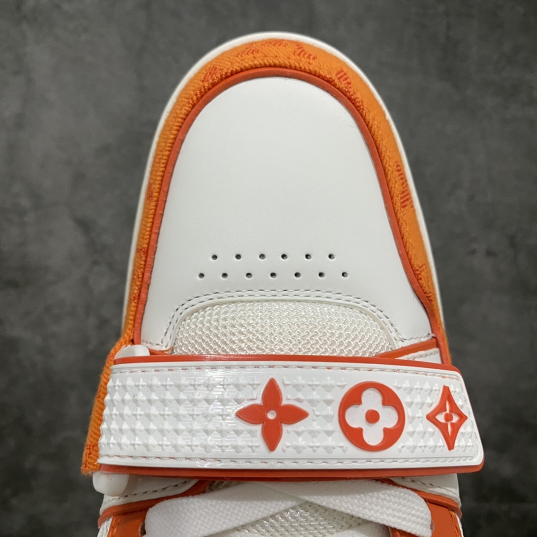 图片[5]-莞产顶级LV Trainer路易威登2022最新款 代购级别 牛仔魔术贴运动鞋 白橙牛仔 原厂同质感小牛皮，原厂牛仔布 老花图案对点对点对位 匠心缝纫成就繁复结构，原底开模 注胶外底TPU 多层组合大底 鞋舌和侧面饰有 LV 字母，侧面饰有 Vuitton 标识，外底饰有 Monogram 花卉，均为1：1定制 尺码：女35-40（40定做不退不换） 男39-45 (45定做不退不换）-选品中心