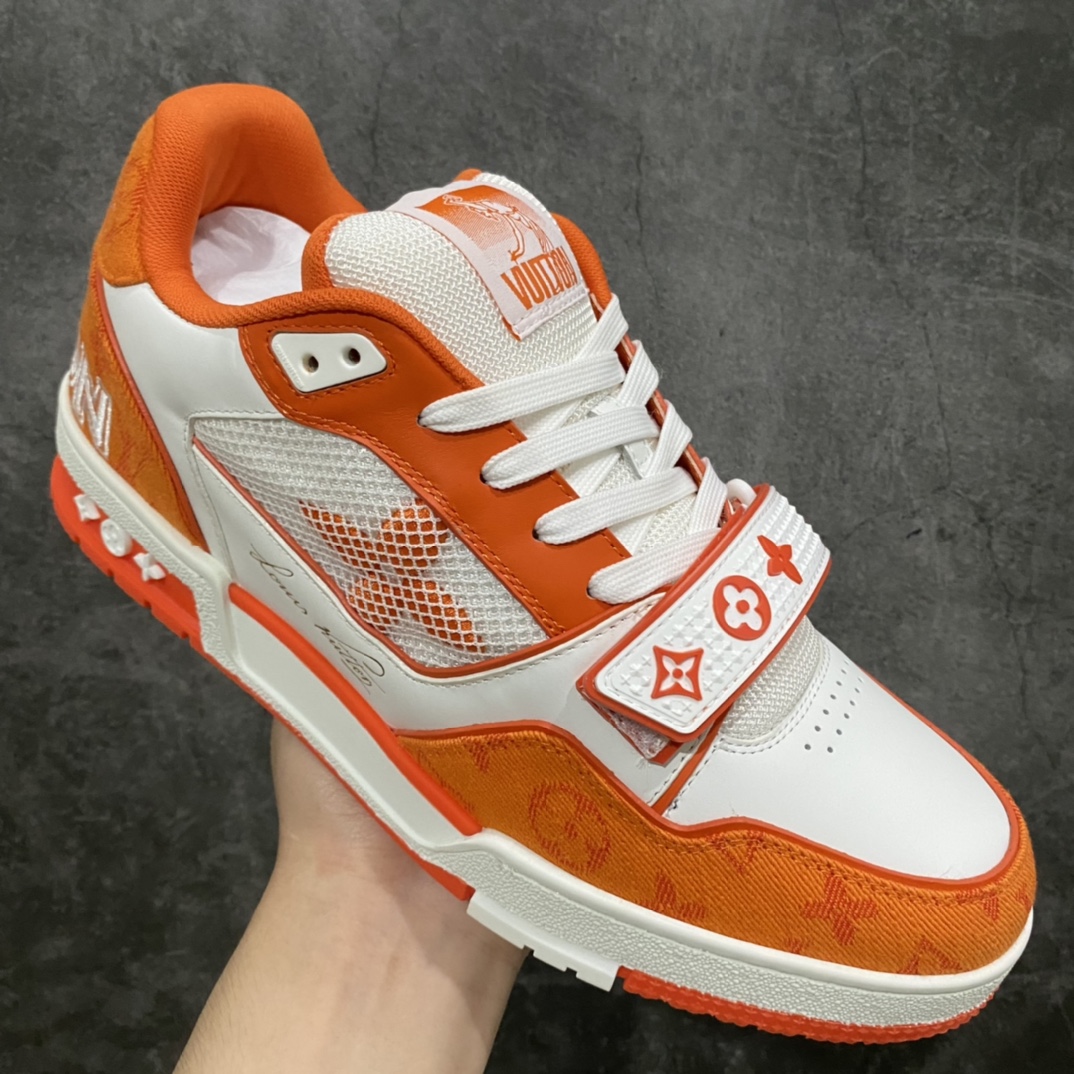 图片[3]-莞产顶级LV Trainer路易威登2022最新款 代购级别 牛仔魔术贴运动鞋 白橙牛仔 原厂同质感小牛皮，原厂牛仔布 老花图案对点对点对位 匠心缝纫成就繁复结构，原底开模 注胶外底TPU 多层组合大底 鞋舌和侧面饰有 LV 字母，侧面饰有 Vuitton 标识，外底饰有 Monogram 花卉，均为1：1定制 尺码：女35-40（40定做不退不换） 男39-45 (45定做不退不换）-选品中心