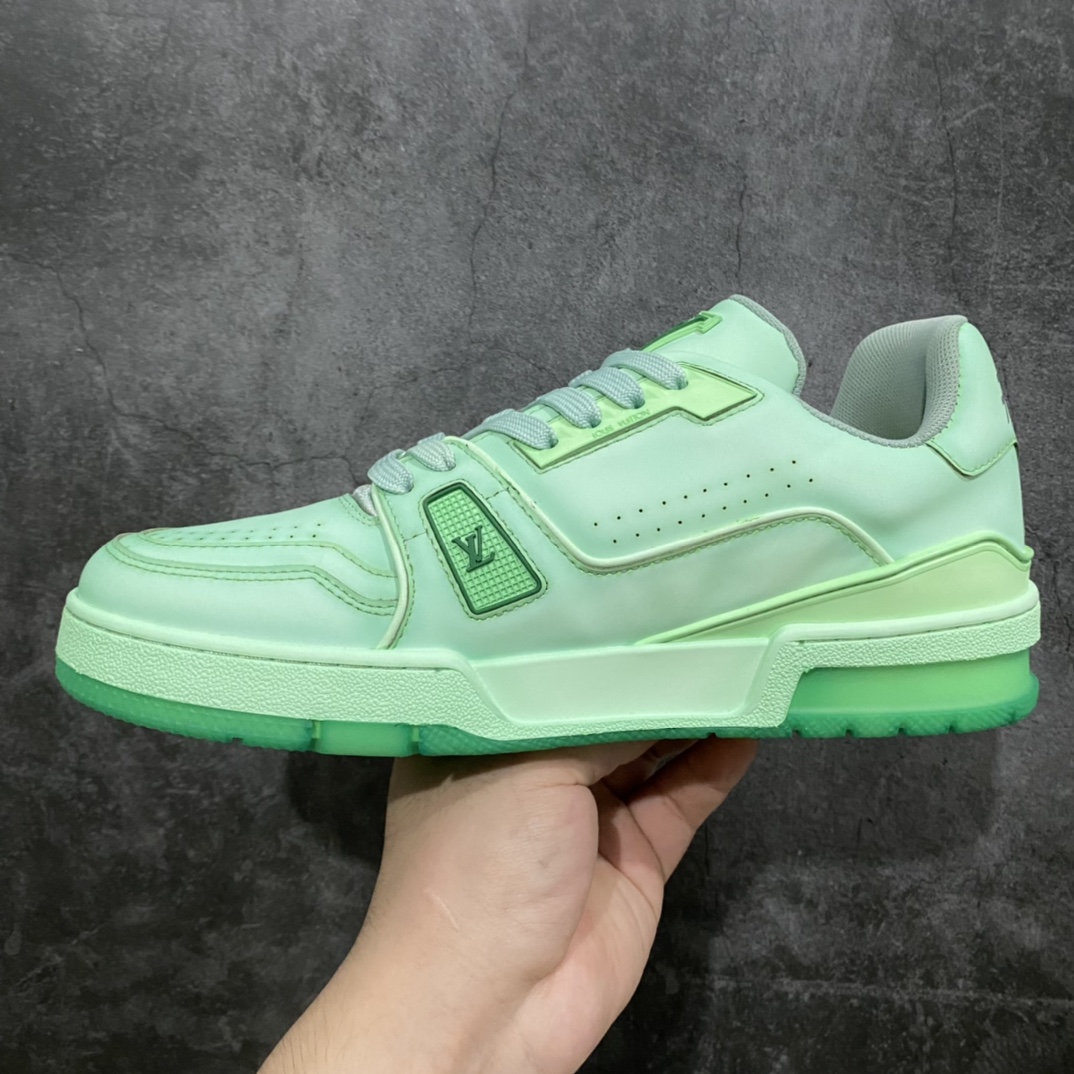 图片[2]-莞产最强版 LV Trainer 白蓝做旧 广州顶级版本 细节实拍如下所见即所得 非莆田档口货 可随意对比细节鞋型 无需过多文案描述 所有细节均可对标正品 原厂鞋舌尺码标 正确烫金字体 鞋舌厚度柔软度同步正品 原厂织麦标 一针一线纹路均同步正品 原厂刺绣立体饱满同步正品 原厂烫金手写logo 立体饱满有光泽 鞋头原厂皮料细腻柔软 原厂数据 字体粗细 大小光泽度同步正品 原厂空胶工艺 并非开胶同步正品 原厂中底布 logo清晰 一个后跟足矣秒杀所有 尺码：36-45-选品中心