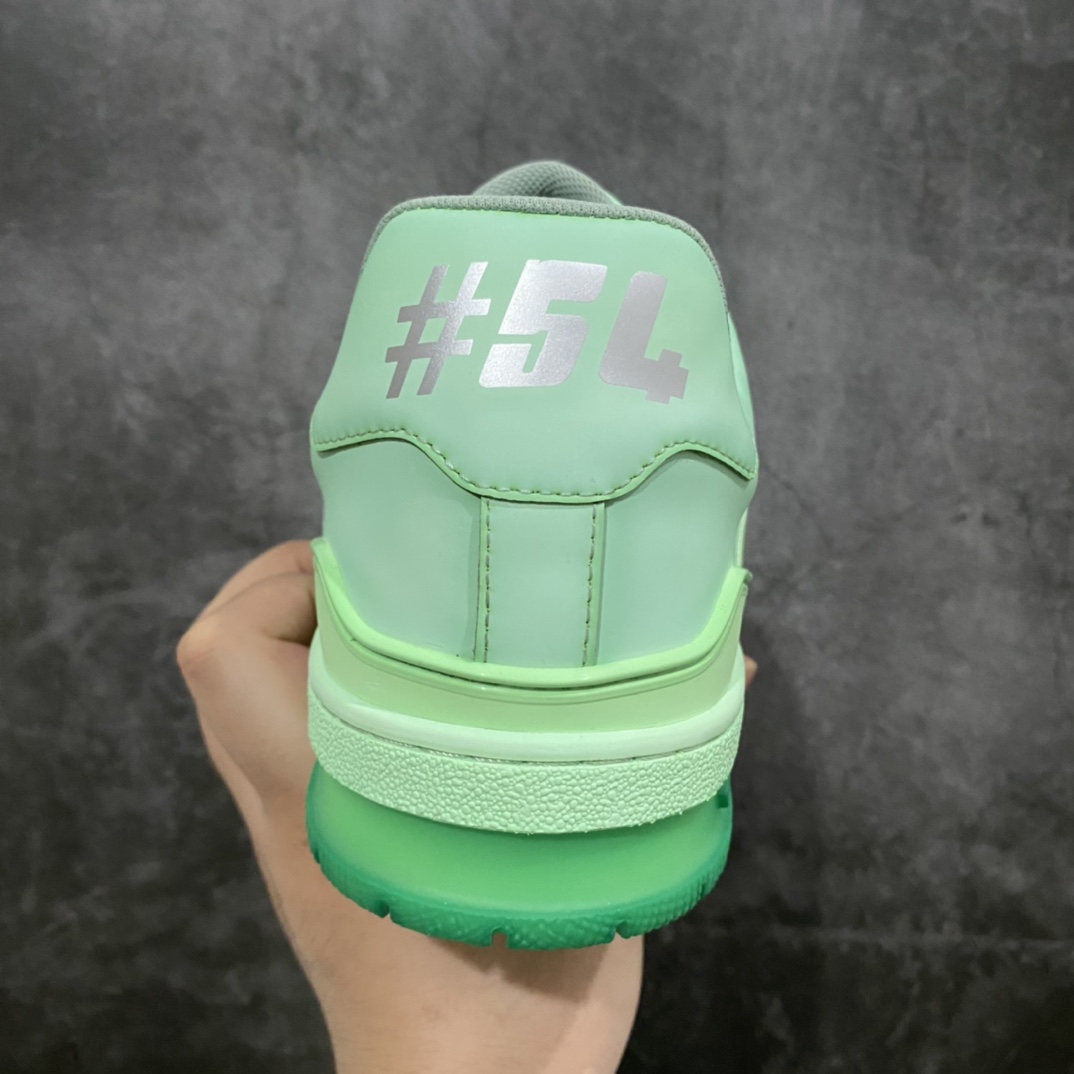 图片[4]-莞产最强版 LV Trainer 白蓝做旧 广州顶级版本 细节实拍如下所见即所得 非莆田档口货 可随意对比细节鞋型 无需过多文案描述 所有细节均可对标正品 原厂鞋舌尺码标 正确烫金字体 鞋舌厚度柔软度同步正品 原厂织麦标 一针一线纹路均同步正品 原厂刺绣立体饱满同步正品 原厂烫金手写logo 立体饱满有光泽 鞋头原厂皮料细腻柔软 原厂数据 字体粗细 大小光泽度同步正品 原厂空胶工艺 并非开胶同步正品 原厂中底布 logo清晰 一个后跟足矣秒杀所有 尺码：36-45-选品中心