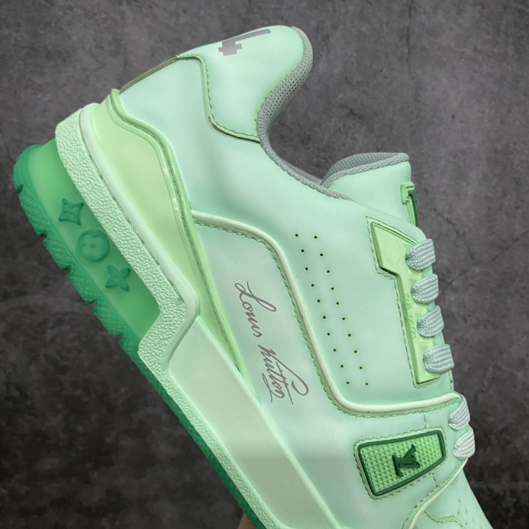 图片[7]-莞产最强版 LV Trainer 白蓝做旧 广州顶级版本 细节实拍如下所见即所得 非莆田档口货 可随意对比细节鞋型 无需过多文案描述 所有细节均可对标正品 原厂鞋舌尺码标 正确烫金字体 鞋舌厚度柔软度同步正品 原厂织麦标 一针一线纹路均同步正品 原厂刺绣立体饱满同步正品 原厂烫金手写logo 立体饱满有光泽 鞋头原厂皮料细腻柔软 原厂数据 字体粗细 大小光泽度同步正品 原厂空胶工艺 并非开胶同步正品 原厂中底布 logo清晰 一个后跟足矣秒杀所有 尺码：36-45-选品中心