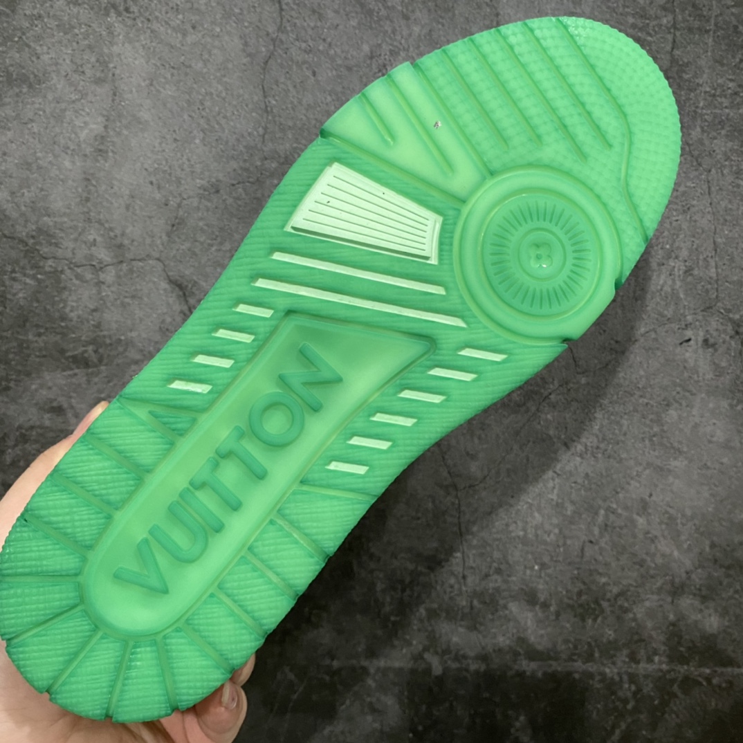 图片[9]-莞产最强版 LV Trainer 白蓝做旧 广州顶级版本 细节实拍如下所见即所得 非莆田档口货 可随意对比细节鞋型 无需过多文案描述 所有细节均可对标正品 原厂鞋舌尺码标 正确烫金字体 鞋舌厚度柔软度同步正品 原厂织麦标 一针一线纹路均同步正品 原厂刺绣立体饱满同步正品 原厂烫金手写logo 立体饱满有光泽 鞋头原厂皮料细腻柔软 原厂数据 字体粗细 大小光泽度同步正品 原厂空胶工艺 并非开胶同步正品 原厂中底布 logo清晰 一个后跟足矣秒杀所有 尺码：36-45-选品中心