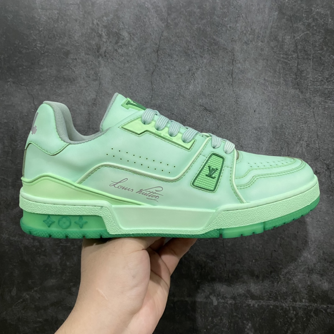 莞产最强版 LV Trainer 白蓝做旧 广州顶级版本 细节实拍如下所见即所得 非莆田档口货 可随意对比细节鞋型 无需过多文案描述 所有细节均可对标正品 原厂鞋舌尺码标 正确烫金字体 鞋舌厚度柔软度同步正品 原厂织麦标 一针一线纹路均同步正品 原厂刺绣立体饱满同步正品 原厂烫金手写logo 立体饱满有光泽 鞋头原厂皮料细腻柔软 原厂数据 字体粗细 大小光泽度同步正品 原厂空胶工艺 并非开胶同步正品 原厂中底布 logo清晰 一个后跟足矣秒杀所有 尺码:36-45-选品中心