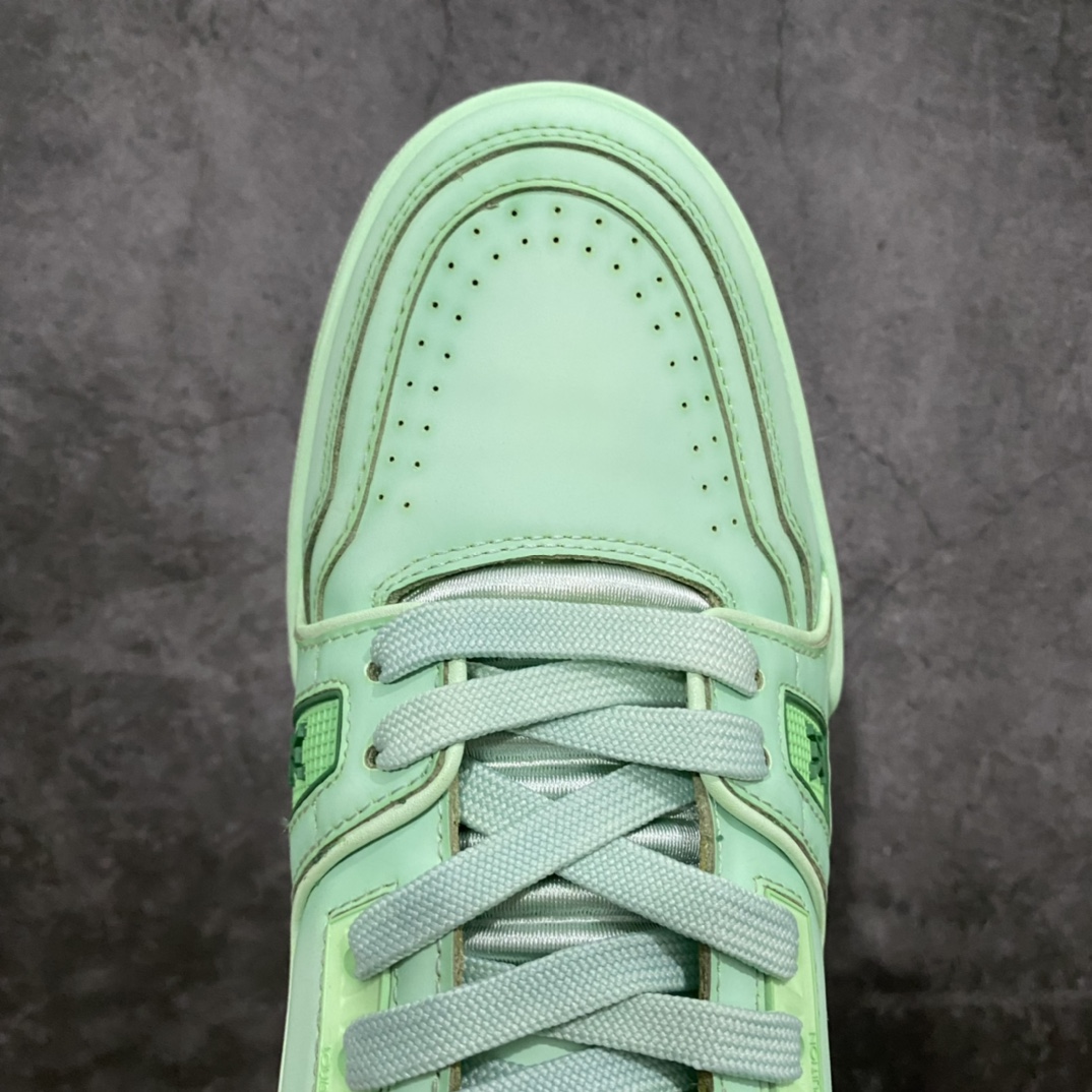 图片[5]-莞产最强版 LV Trainer 白蓝做旧 广州顶级版本 细节实拍如下所见即所得 非莆田档口货 可随意对比细节鞋型 无需过多文案描述 所有细节均可对标正品 原厂鞋舌尺码标 正确烫金字体 鞋舌厚度柔软度同步正品 原厂织麦标 一针一线纹路均同步正品 原厂刺绣立体饱满同步正品 原厂烫金手写logo 立体饱满有光泽 鞋头原厂皮料细腻柔软 原厂数据 字体粗细 大小光泽度同步正品 原厂空胶工艺 并非开胶同步正品 原厂中底布 logo清晰 一个后跟足矣秒杀所有 尺码：36-45-选品中心