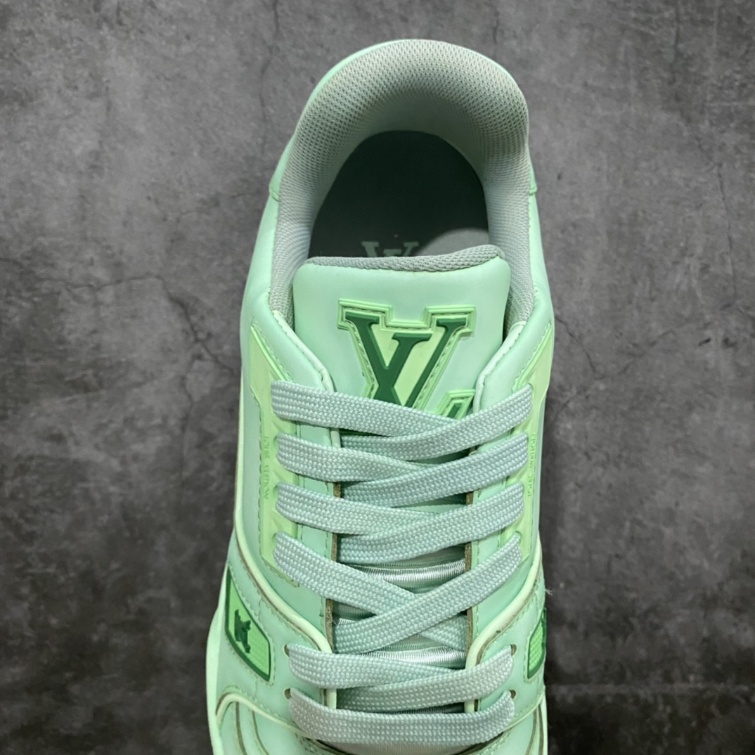 图片[8]-莞产最强版 LV Trainer 白蓝做旧 广州顶级版本 细节实拍如下所见即所得 非莆田档口货 可随意对比细节鞋型 无需过多文案描述 所有细节均可对标正品 原厂鞋舌尺码标 正确烫金字体 鞋舌厚度柔软度同步正品 原厂织麦标 一针一线纹路均同步正品 原厂刺绣立体饱满同步正品 原厂烫金手写logo 立体饱满有光泽 鞋头原厂皮料细腻柔软 原厂数据 字体粗细 大小光泽度同步正品 原厂空胶工艺 并非开胶同步正品 原厂中底布 logo清晰 一个后跟足矣秒杀所有 尺码：36-45-选品中心