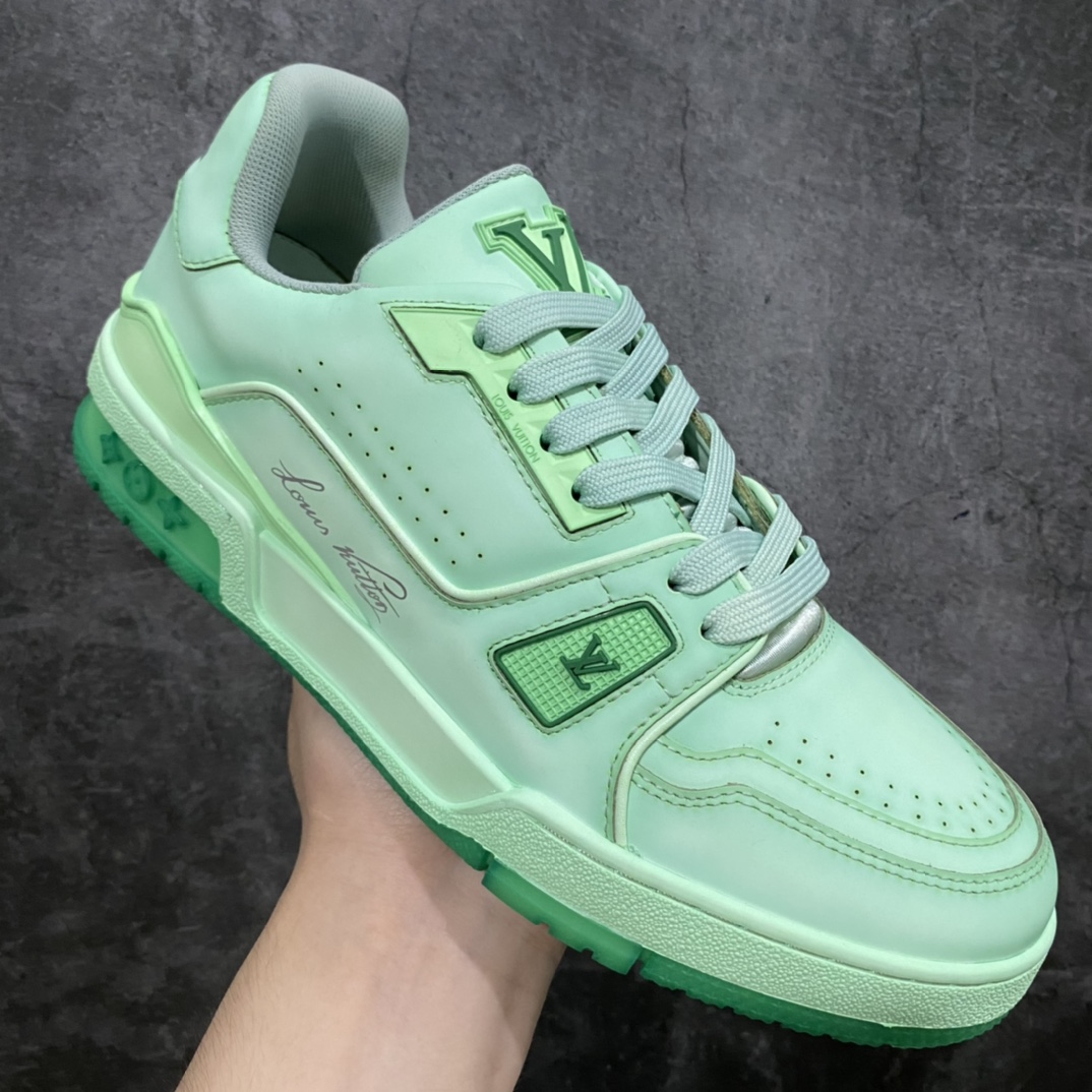 图片[3]-莞产最强版 LV Trainer 白蓝做旧 广州顶级版本 细节实拍如下所见即所得 非莆田档口货 可随意对比细节鞋型 无需过多文案描述 所有细节均可对标正品 原厂鞋舌尺码标 正确烫金字体 鞋舌厚度柔软度同步正品 原厂织麦标 一针一线纹路均同步正品 原厂刺绣立体饱满同步正品 原厂烫金手写logo 立体饱满有光泽 鞋头原厂皮料细腻柔软 原厂数据 字体粗细 大小光泽度同步正品 原厂空胶工艺 并非开胶同步正品 原厂中底布 logo清晰 一个后跟足矣秒杀所有 尺码：36-45-选品中心