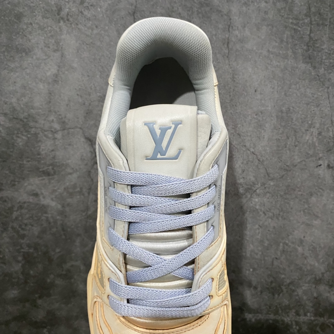 图片[8]-莞产最强版 LV Trainer 米白黄做旧 广州顶级版本 细节实拍如下所见即所得 非莆田档口货 可随意对比细节鞋型 无需过多文案描述 所有细节均可对标正品 原厂鞋舌尺码标 正确烫金字体 鞋舌厚度柔软度同步正品 原厂织麦标 一针一线纹路均同步正品 原厂刺绣立体饱满同步正品 原厂烫金手写logo 立体饱满有光泽 鞋头原厂皮料细腻柔软 原厂数据 字体粗细 大小光泽度同步正品 原厂空胶工艺 并非开胶同步正品 原厂中底布 logo清晰 一个后跟足矣秒杀所有 尺码：36-45-选品中心