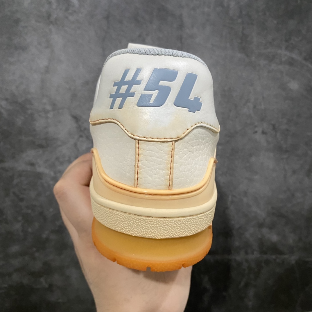 图片[4]-莞产最强版 LV Trainer 米白黄做旧 广州顶级版本 细节实拍如下所见即所得 非莆田档口货 可随意对比细节鞋型 无需过多文案描述 所有细节均可对标正品 原厂鞋舌尺码标 正确烫金字体 鞋舌厚度柔软度同步正品 原厂织麦标 一针一线纹路均同步正品 原厂刺绣立体饱满同步正品 原厂烫金手写logo 立体饱满有光泽 鞋头原厂皮料细腻柔软 原厂数据 字体粗细 大小光泽度同步正品 原厂空胶工艺 并非开胶同步正品 原厂中底布 logo清晰 一个后跟足矣秒杀所有 尺码：36-45-选品中心