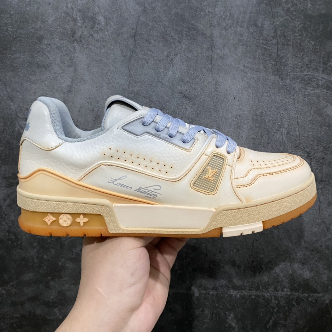 莞产最强版 LV Trainer 米白黄做旧 广州顶级版本 细节实拍如下所见即所得 非莆田档口货 可随意对比细节鞋型 无需过多文案描述 所有细节均可对标正品 原厂鞋舌尺码标 正确烫金字体 鞋舌厚度柔软度同步正品 原厂织麦标 一针一线纹路均同步正品 原厂刺绣立体饱满同步正品 原厂烫金手写logo 立体饱满有光泽 鞋头原厂皮料细腻柔软 原厂数据 字体粗细 大小光泽度同步正品 原厂空胶工艺 并非开胶同步正品 原厂中底布 logo清晰 一个后跟足矣秒杀所有 尺码:36-45-选品中心