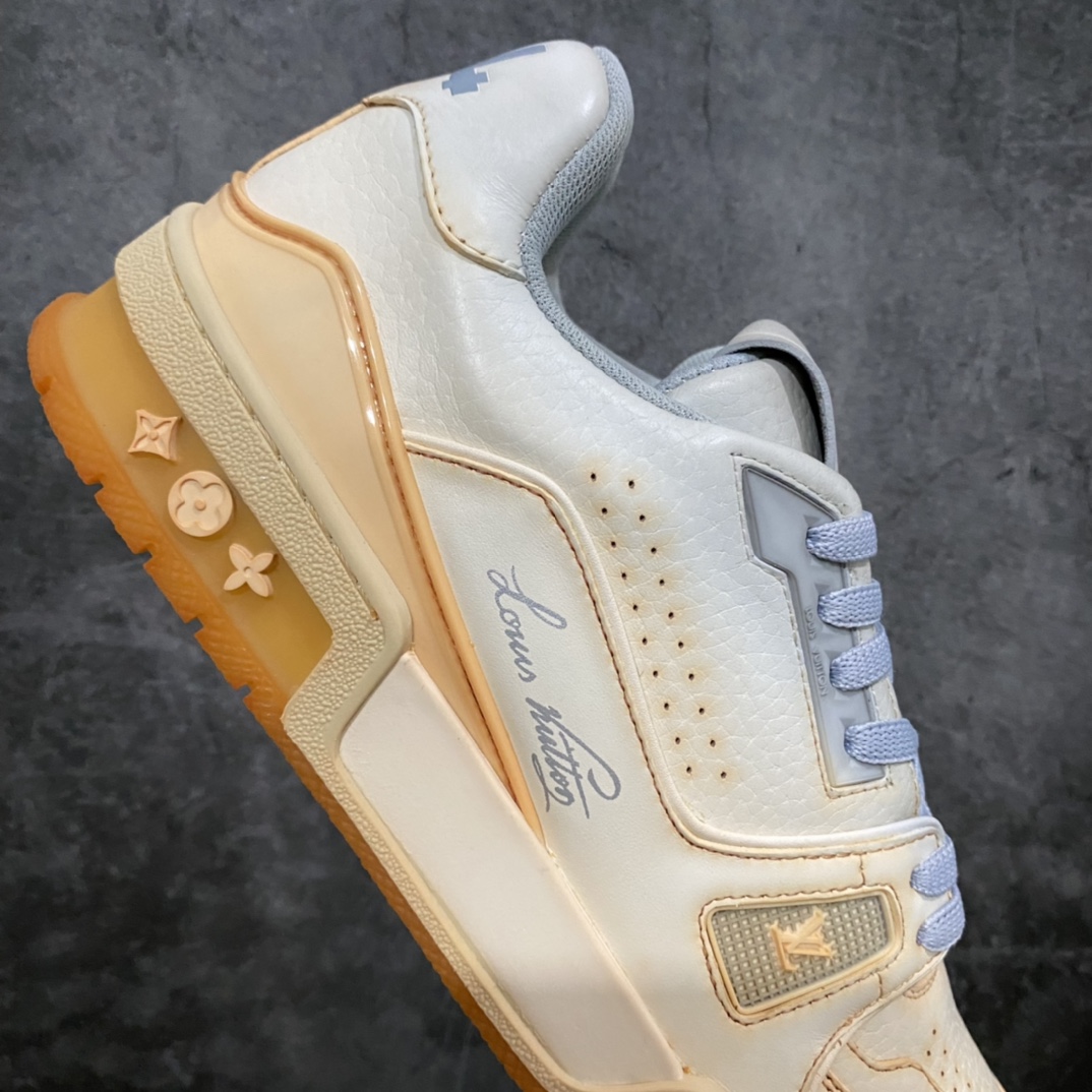 图片[7]-莞产最强版 LV Trainer 米白黄做旧 广州顶级版本 细节实拍如下所见即所得 非莆田档口货 可随意对比细节鞋型 无需过多文案描述 所有细节均可对标正品 原厂鞋舌尺码标 正确烫金字体 鞋舌厚度柔软度同步正品 原厂织麦标 一针一线纹路均同步正品 原厂刺绣立体饱满同步正品 原厂烫金手写logo 立体饱满有光泽 鞋头原厂皮料细腻柔软 原厂数据 字体粗细 大小光泽度同步正品 原厂空胶工艺 并非开胶同步正品 原厂中底布 logo清晰 一个后跟足矣秒杀所有 尺码：36-45-选品中心