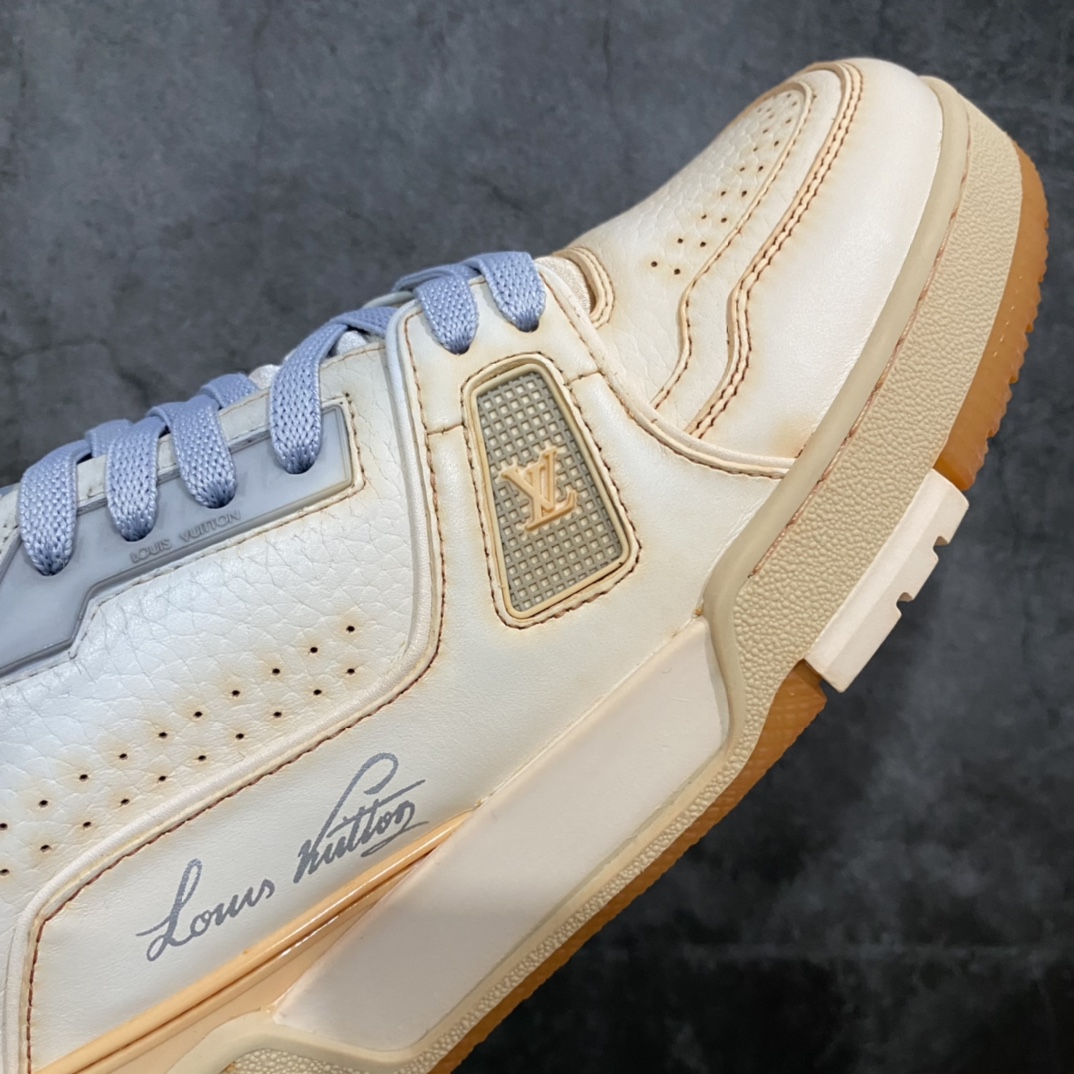 图片[6]-莞产最强版 LV Trainer 米白黄做旧 广州顶级版本 细节实拍如下所见即所得 非莆田档口货 可随意对比细节鞋型 无需过多文案描述 所有细节均可对标正品 原厂鞋舌尺码标 正确烫金字体 鞋舌厚度柔软度同步正品 原厂织麦标 一针一线纹路均同步正品 原厂刺绣立体饱满同步正品 原厂烫金手写logo 立体饱满有光泽 鞋头原厂皮料细腻柔软 原厂数据 字体粗细 大小光泽度同步正品 原厂空胶工艺 并非开胶同步正品 原厂中底布 logo清晰 一个后跟足矣秒杀所有 尺码：36-45-选品中心