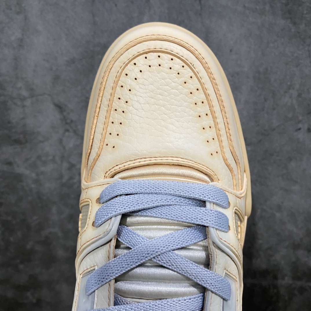 图片[5]-莞产最强版 LV Trainer 米白黄做旧 广州顶级版本 细节实拍如下所见即所得 非莆田档口货 可随意对比细节鞋型 无需过多文案描述 所有细节均可对标正品 原厂鞋舌尺码标 正确烫金字体 鞋舌厚度柔软度同步正品 原厂织麦标 一针一线纹路均同步正品 原厂刺绣立体饱满同步正品 原厂烫金手写logo 立体饱满有光泽 鞋头原厂皮料细腻柔软 原厂数据 字体粗细 大小光泽度同步正品 原厂空胶工艺 并非开胶同步正品 原厂中底布 logo清晰 一个后跟足矣秒杀所有 尺码：36-45-选品中心