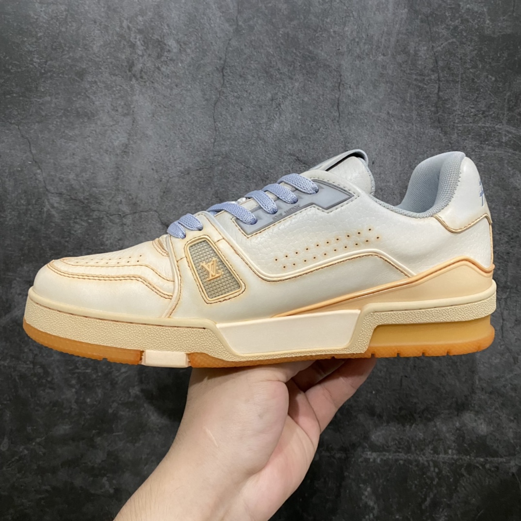 图片[2]-莞产最强版 LV Trainer 米白黄做旧 广州顶级版本 细节实拍如下所见即所得 非莆田档口货 可随意对比细节鞋型 无需过多文案描述 所有细节均可对标正品 原厂鞋舌尺码标 正确烫金字体 鞋舌厚度柔软度同步正品 原厂织麦标 一针一线纹路均同步正品 原厂刺绣立体饱满同步正品 原厂烫金手写logo 立体饱满有光泽 鞋头原厂皮料细腻柔软 原厂数据 字体粗细 大小光泽度同步正品 原厂空胶工艺 并非开胶同步正品 原厂中底布 logo清晰 一个后跟足矣秒杀所有 尺码：36-45-选品中心