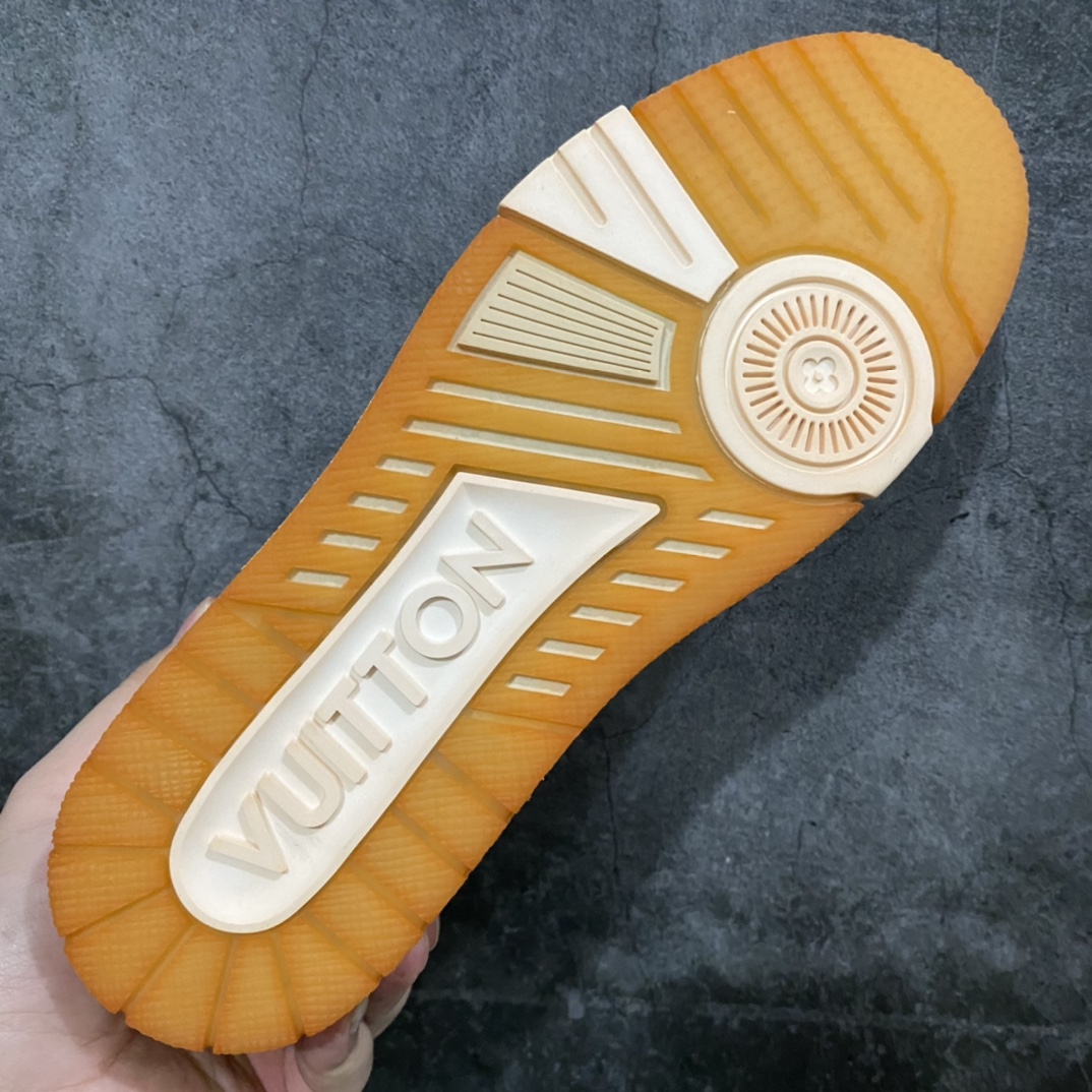 图片[9]-莞产最强版 LV Trainer 米白黄做旧 广州顶级版本 细节实拍如下所见即所得 非莆田档口货 可随意对比细节鞋型 无需过多文案描述 所有细节均可对标正品 原厂鞋舌尺码标 正确烫金字体 鞋舌厚度柔软度同步正品 原厂织麦标 一针一线纹路均同步正品 原厂刺绣立体饱满同步正品 原厂烫金手写logo 立体饱满有光泽 鞋头原厂皮料细腻柔软 原厂数据 字体粗细 大小光泽度同步正品 原厂空胶工艺 并非开胶同步正品 原厂中底布 logo清晰 一个后跟足矣秒杀所有 尺码：36-45-选品中心