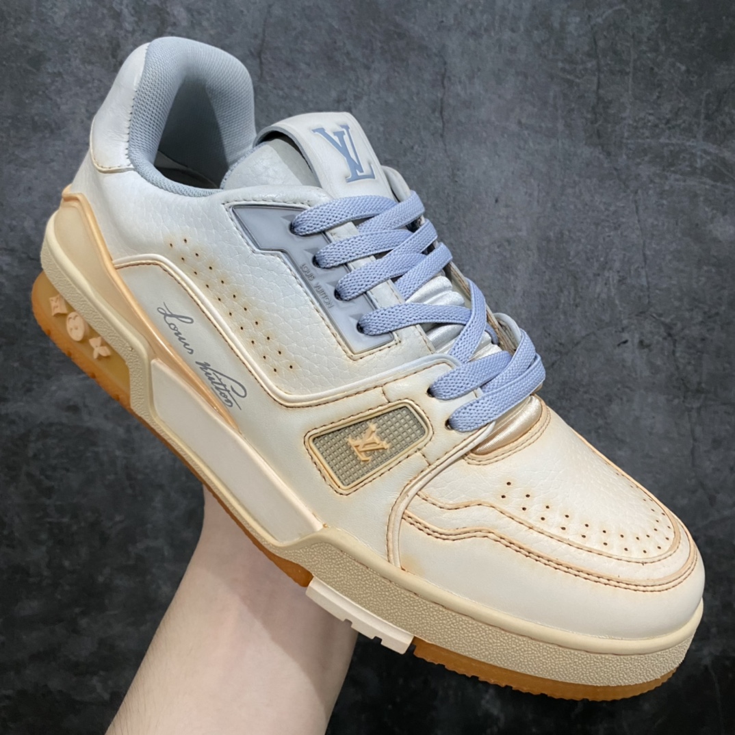 图片[3]-莞产最强版 LV Trainer 米白黄做旧 广州顶级版本 细节实拍如下所见即所得 非莆田档口货 可随意对比细节鞋型 无需过多文案描述 所有细节均可对标正品 原厂鞋舌尺码标 正确烫金字体 鞋舌厚度柔软度同步正品 原厂织麦标 一针一线纹路均同步正品 原厂刺绣立体饱满同步正品 原厂烫金手写logo 立体饱满有光泽 鞋头原厂皮料细腻柔软 原厂数据 字体粗细 大小光泽度同步正品 原厂空胶工艺 并非开胶同步正品 原厂中底布 logo清晰 一个后跟足矣秒杀所有 尺码：36-45-选品中心