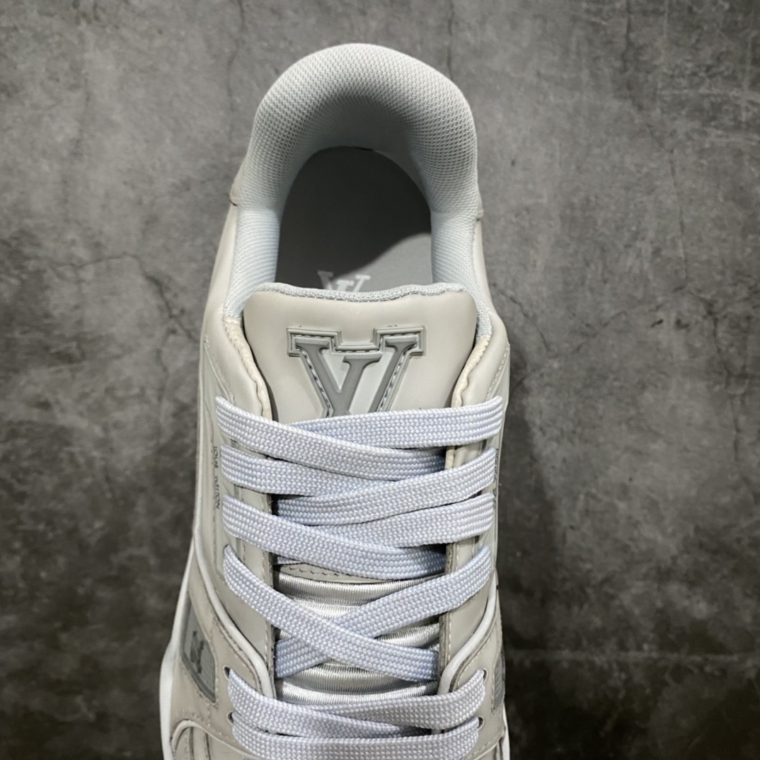 图片[8]-莞产最强版 LV Trainer 白灰做旧 广州顶级版本 细节实拍如下所见即所得 非莆田档口货 可随意对比细节鞋型 无需过多文案描述 所有细节均可对标正品 原厂鞋舌尺码标 正确烫金字体 鞋舌厚度柔软度同步正品 原厂织麦标 一针一线纹路均同步正品 原厂刺绣立体饱满同步正品 原厂烫金手写logo 立体饱满有光泽 鞋头原厂皮料细腻柔软 原厂数据 字体粗细 大小光泽度同步正品 原厂空胶工艺 并非开胶同步正品 原厂中底布 logo清晰 一个后跟足矣秒杀所有 尺码：36-45-选品中心