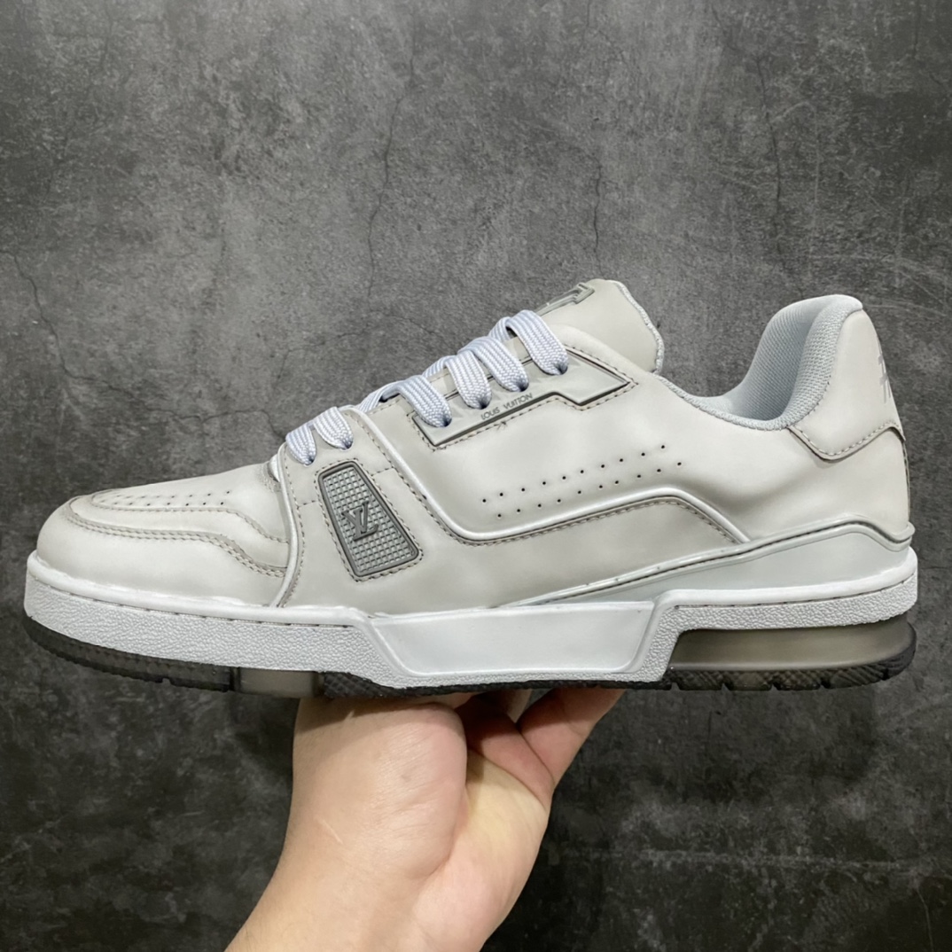 图片[2]-莞产最强版 LV Trainer 白灰做旧 广州顶级版本 细节实拍如下所见即所得 非莆田档口货 可随意对比细节鞋型 无需过多文案描述 所有细节均可对标正品 原厂鞋舌尺码标 正确烫金字体 鞋舌厚度柔软度同步正品 原厂织麦标 一针一线纹路均同步正品 原厂刺绣立体饱满同步正品 原厂烫金手写logo 立体饱满有光泽 鞋头原厂皮料细腻柔软 原厂数据 字体粗细 大小光泽度同步正品 原厂空胶工艺 并非开胶同步正品 原厂中底布 logo清晰 一个后跟足矣秒杀所有 尺码：36-45-选品中心