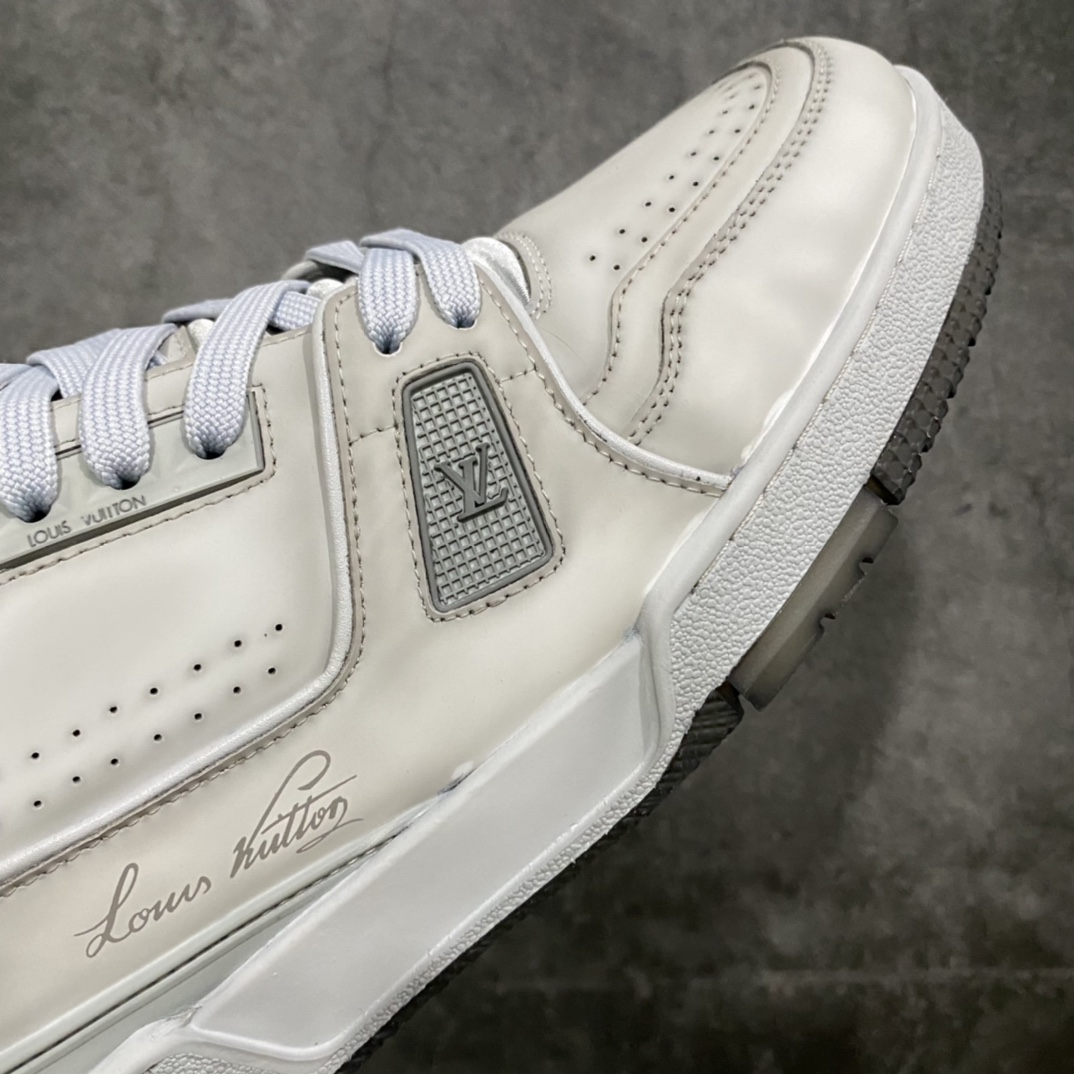 图片[6]-莞产最强版 LV Trainer 白灰做旧 广州顶级版本 细节实拍如下所见即所得 非莆田档口货 可随意对比细节鞋型 无需过多文案描述 所有细节均可对标正品 原厂鞋舌尺码标 正确烫金字体 鞋舌厚度柔软度同步正品 原厂织麦标 一针一线纹路均同步正品 原厂刺绣立体饱满同步正品 原厂烫金手写logo 立体饱满有光泽 鞋头原厂皮料细腻柔软 原厂数据 字体粗细 大小光泽度同步正品 原厂空胶工艺 并非开胶同步正品 原厂中底布 logo清晰 一个后跟足矣秒杀所有 尺码：36-45-选品中心