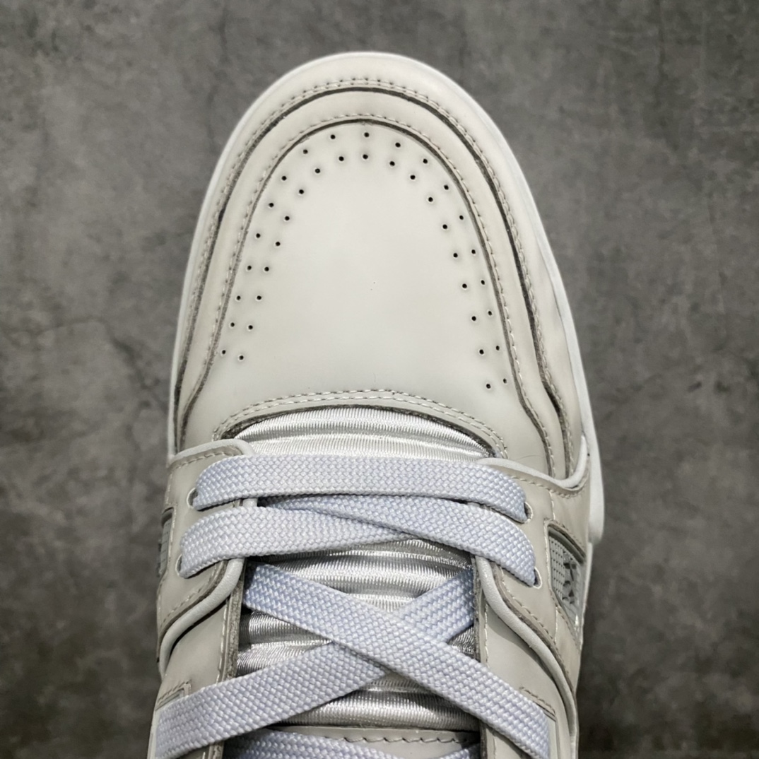 图片[5]-莞产最强版 LV Trainer 白灰做旧 广州顶级版本 细节实拍如下所见即所得 非莆田档口货 可随意对比细节鞋型 无需过多文案描述 所有细节均可对标正品 原厂鞋舌尺码标 正确烫金字体 鞋舌厚度柔软度同步正品 原厂织麦标 一针一线纹路均同步正品 原厂刺绣立体饱满同步正品 原厂烫金手写logo 立体饱满有光泽 鞋头原厂皮料细腻柔软 原厂数据 字体粗细 大小光泽度同步正品 原厂空胶工艺 并非开胶同步正品 原厂中底布 logo清晰 一个后跟足矣秒杀所有 尺码：36-45-选品中心