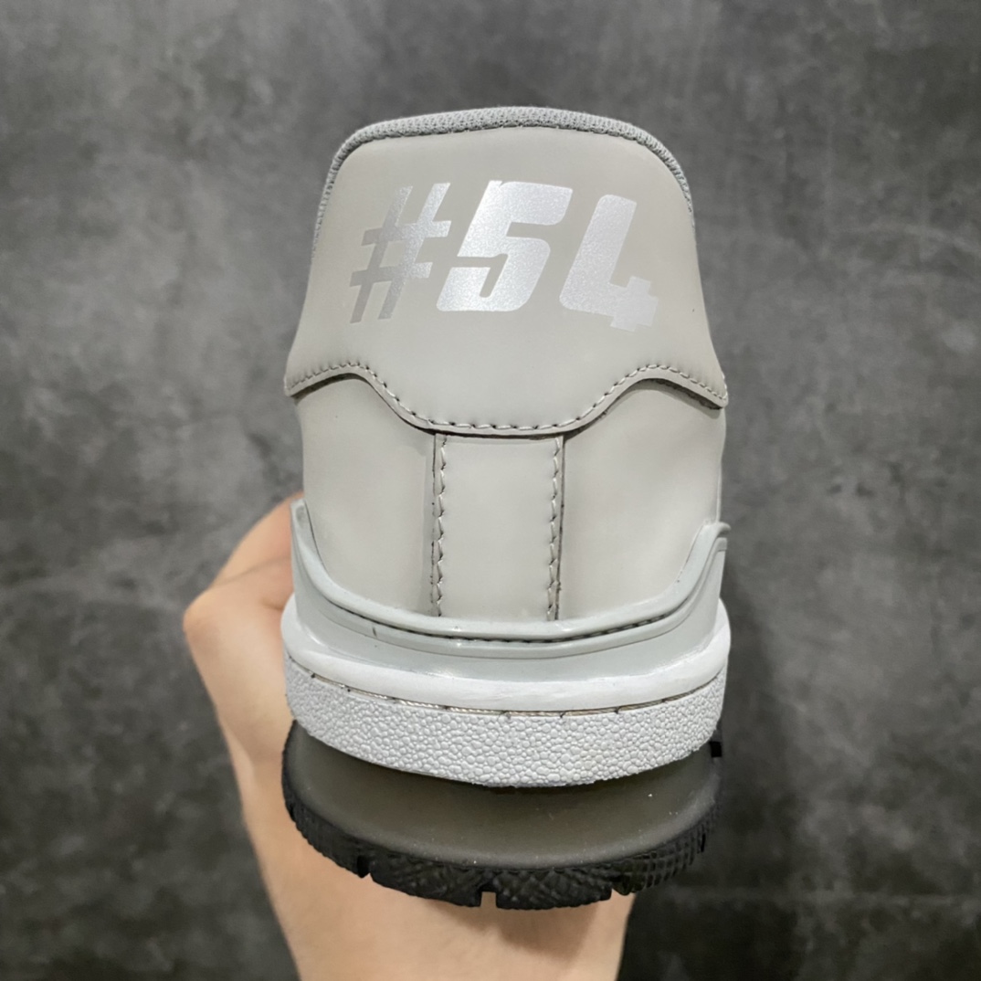 图片[4]-莞产最强版 LV Trainer 白灰做旧 广州顶级版本 细节实拍如下所见即所得 非莆田档口货 可随意对比细节鞋型 无需过多文案描述 所有细节均可对标正品 原厂鞋舌尺码标 正确烫金字体 鞋舌厚度柔软度同步正品 原厂织麦标 一针一线纹路均同步正品 原厂刺绣立体饱满同步正品 原厂烫金手写logo 立体饱满有光泽 鞋头原厂皮料细腻柔软 原厂数据 字体粗细 大小光泽度同步正品 原厂空胶工艺 并非开胶同步正品 原厂中底布 logo清晰 一个后跟足矣秒杀所有 尺码：36-45-选品中心