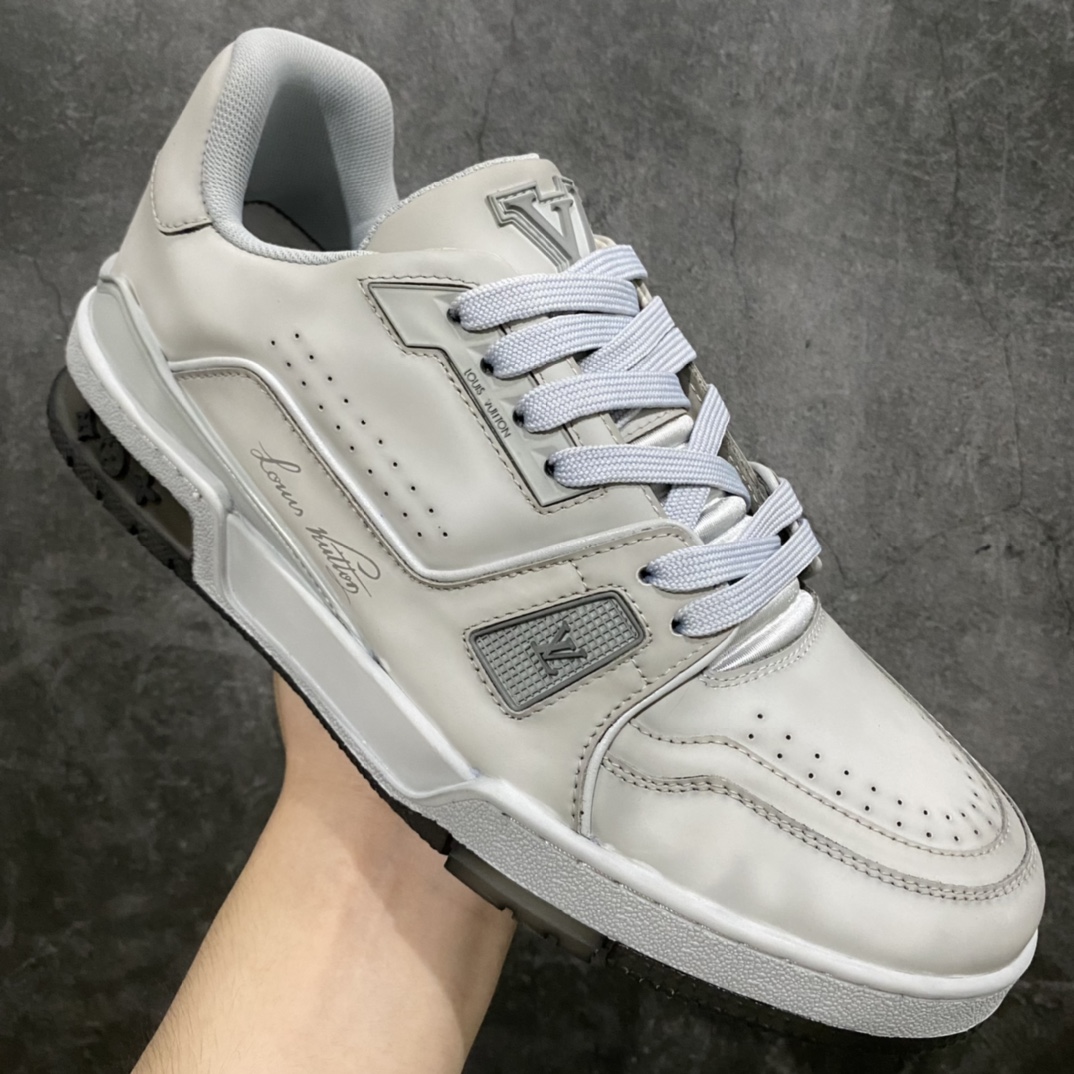 图片[3]-莞产最强版 LV Trainer 白灰做旧 广州顶级版本 细节实拍如下所见即所得 非莆田档口货 可随意对比细节鞋型 无需过多文案描述 所有细节均可对标正品 原厂鞋舌尺码标 正确烫金字体 鞋舌厚度柔软度同步正品 原厂织麦标 一针一线纹路均同步正品 原厂刺绣立体饱满同步正品 原厂烫金手写logo 立体饱满有光泽 鞋头原厂皮料细腻柔软 原厂数据 字体粗细 大小光泽度同步正品 原厂空胶工艺 并非开胶同步正品 原厂中底布 logo清晰 一个后跟足矣秒杀所有 尺码：36-45-选品中心