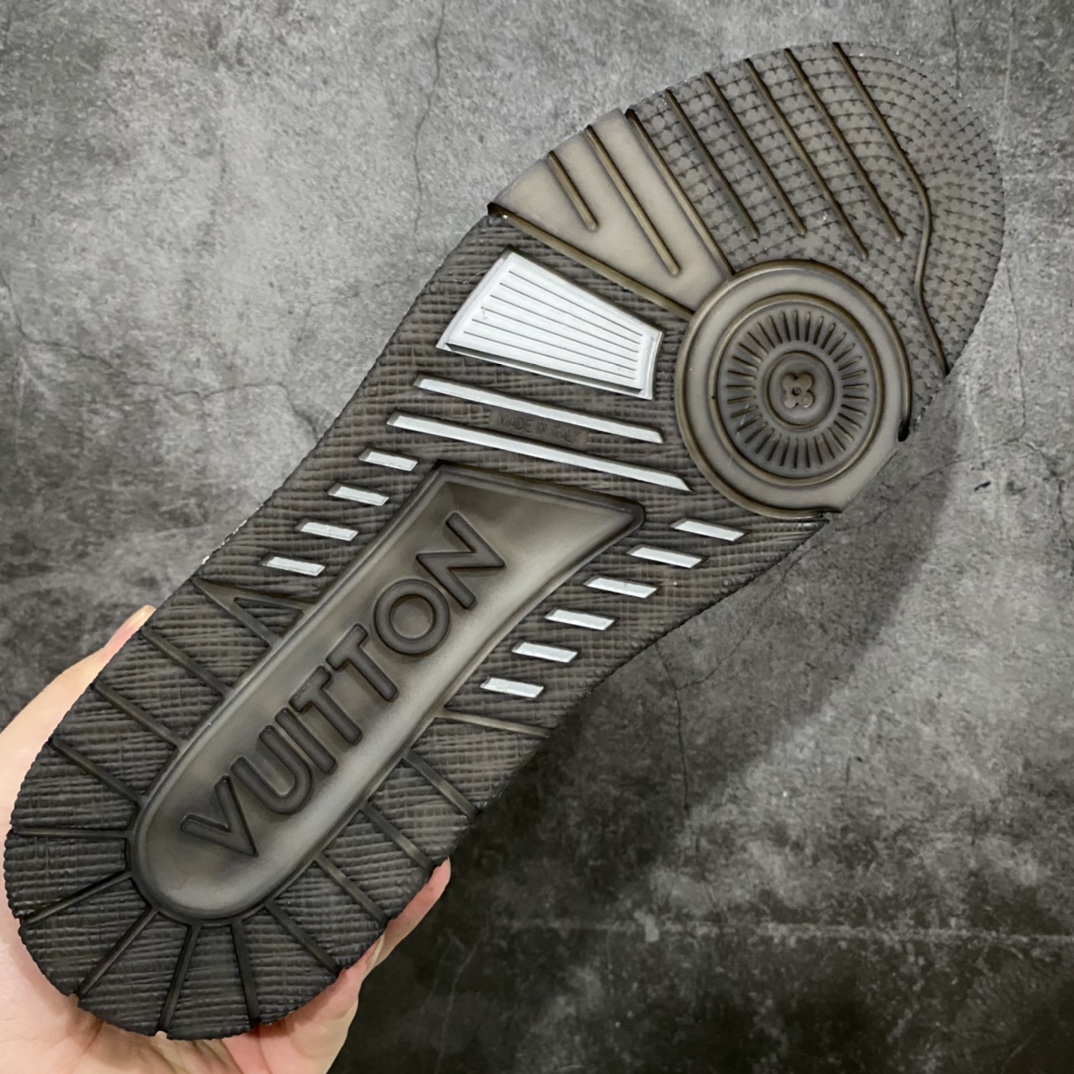 图片[9]-莞产最强版 LV Trainer 白灰做旧 广州顶级版本 细节实拍如下所见即所得 非莆田档口货 可随意对比细节鞋型 无需过多文案描述 所有细节均可对标正品 原厂鞋舌尺码标 正确烫金字体 鞋舌厚度柔软度同步正品 原厂织麦标 一针一线纹路均同步正品 原厂刺绣立体饱满同步正品 原厂烫金手写logo 立体饱满有光泽 鞋头原厂皮料细腻柔软 原厂数据 字体粗细 大小光泽度同步正品 原厂空胶工艺 并非开胶同步正品 原厂中底布 logo清晰 一个后跟足矣秒杀所有 尺码：36-45-选品中心