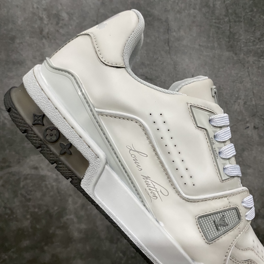 图片[7]-莞产最强版 LV Trainer 白灰做旧 广州顶级版本 细节实拍如下所见即所得 非莆田档口货 可随意对比细节鞋型 无需过多文案描述 所有细节均可对标正品 原厂鞋舌尺码标 正确烫金字体 鞋舌厚度柔软度同步正品 原厂织麦标 一针一线纹路均同步正品 原厂刺绣立体饱满同步正品 原厂烫金手写logo 立体饱满有光泽 鞋头原厂皮料细腻柔软 原厂数据 字体粗细 大小光泽度同步正品 原厂空胶工艺 并非开胶同步正品 原厂中底布 logo清晰 一个后跟足矣秒杀所有 尺码：36-45-选品中心