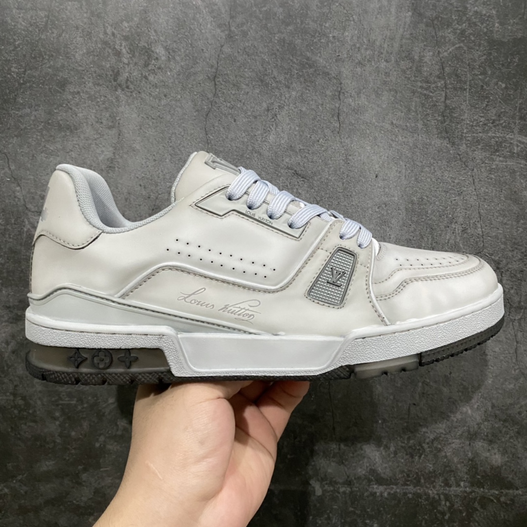 莞产最强版 LV Trainer 白灰做旧 广州顶级版本 细节实拍如下所见即所得 非莆田档口货 可随意对比细节鞋型 无需过多文案描述 所有细节均可对标正品 原厂鞋舌尺码标 正确烫金字体 鞋舌厚度柔软度同步正品 原厂织麦标 一针一线纹路均同步正品 原厂刺绣立体饱满同步正品 原厂烫金手写logo 立体饱满有光泽 鞋头原厂皮料细腻柔软 原厂数据 字体粗细 大小光泽度同步正品 原厂空胶工艺 并非开胶同步正品 原厂中底布 logo清晰 一个后跟足矣秒杀所有 尺码:36-45-选品中心