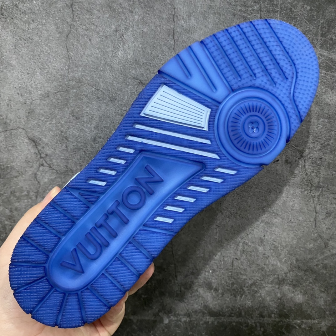 图片[9]-莞产最强版 LV Trainer 白灰蓝做旧 广州顶级版本 细节实拍如下所见即所得 非莆田档口货 可随意对比细节鞋型 无需过多文案描述 所有细节均可对标正品 原厂鞋舌尺码标 正确烫金字体 鞋舌厚度柔软度同步正品 原厂织麦标 一针一线纹路均同步正品 原厂刺绣立体饱满同步正品 原厂烫金手写logo 立体饱满有光泽 鞋头原厂皮料细腻柔软 原厂数据 字体粗细 大小光泽度同步正品 原厂空胶工艺 并非开胶同步正品 原厂中底布 logo清晰 一个后跟足矣秒杀所有 尺码：36-45-选品中心