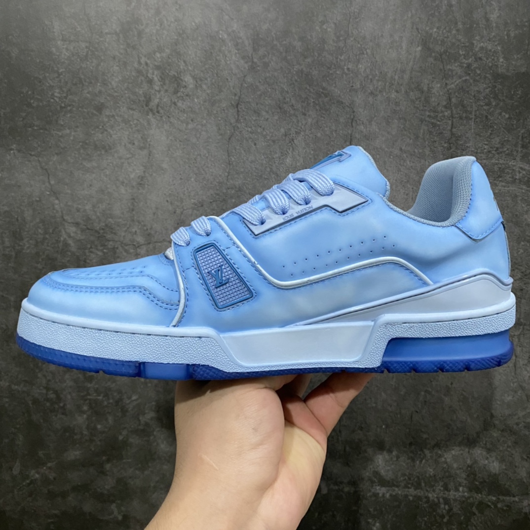 图片[2]-莞产最强版 LV Trainer 白灰蓝做旧 广州顶级版本 细节实拍如下所见即所得 非莆田档口货 可随意对比细节鞋型 无需过多文案描述 所有细节均可对标正品 原厂鞋舌尺码标 正确烫金字体 鞋舌厚度柔软度同步正品 原厂织麦标 一针一线纹路均同步正品 原厂刺绣立体饱满同步正品 原厂烫金手写logo 立体饱满有光泽 鞋头原厂皮料细腻柔软 原厂数据 字体粗细 大小光泽度同步正品 原厂空胶工艺 并非开胶同步正品 原厂中底布 logo清晰 一个后跟足矣秒杀所有 尺码：36-45-选品中心