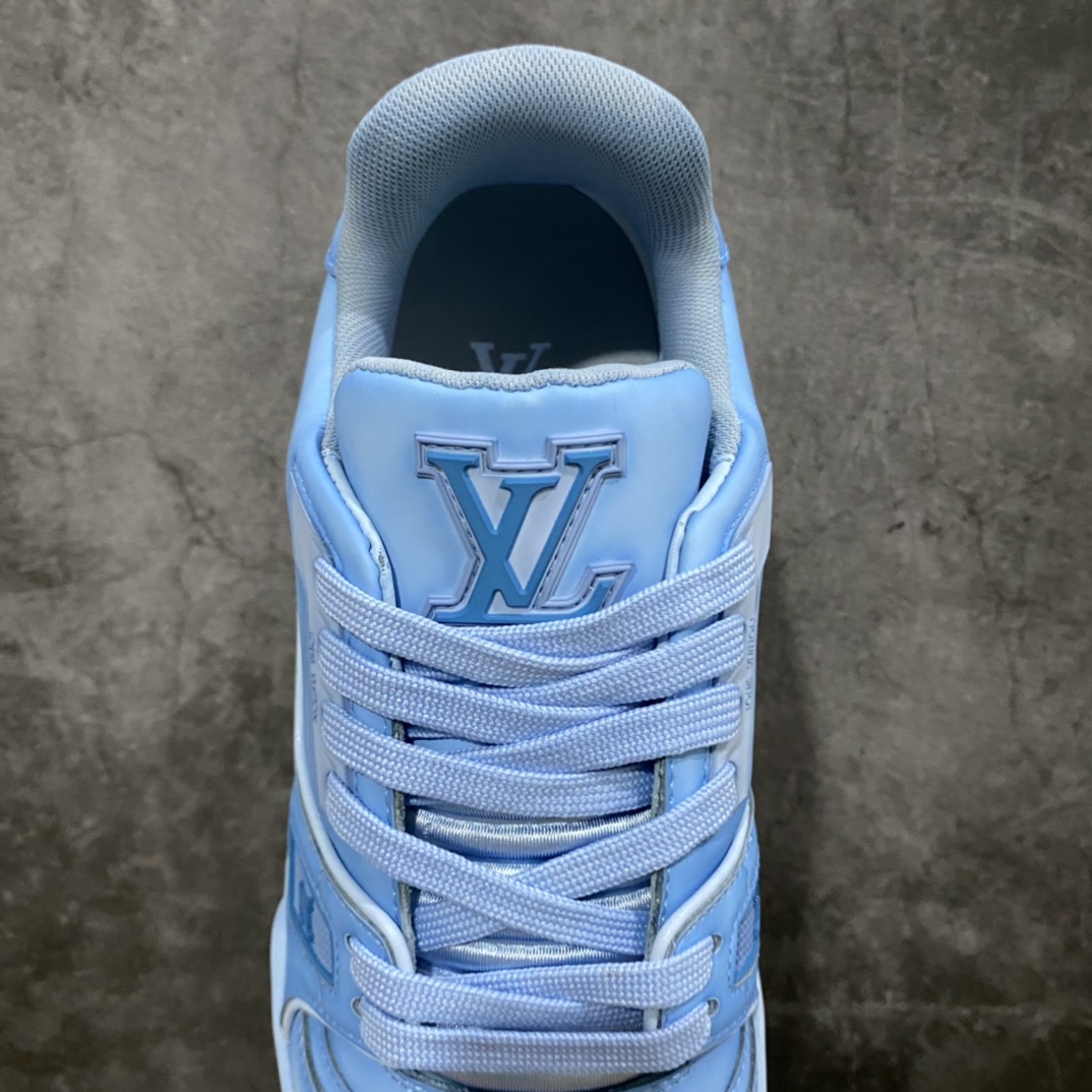 图片[8]-莞产最强版 LV Trainer 白灰蓝做旧 广州顶级版本 细节实拍如下所见即所得 非莆田档口货 可随意对比细节鞋型 无需过多文案描述 所有细节均可对标正品 原厂鞋舌尺码标 正确烫金字体 鞋舌厚度柔软度同步正品 原厂织麦标 一针一线纹路均同步正品 原厂刺绣立体饱满同步正品 原厂烫金手写logo 立体饱满有光泽 鞋头原厂皮料细腻柔软 原厂数据 字体粗细 大小光泽度同步正品 原厂空胶工艺 并非开胶同步正品 原厂中底布 logo清晰 一个后跟足矣秒杀所有 尺码：36-45-选品中心