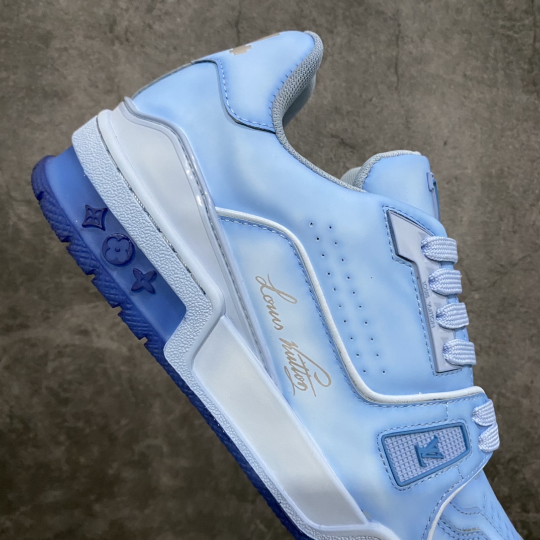 图片[7]-莞产最强版 LV Trainer 白灰蓝做旧 广州顶级版本 细节实拍如下所见即所得 非莆田档口货 可随意对比细节鞋型 无需过多文案描述 所有细节均可对标正品 原厂鞋舌尺码标 正确烫金字体 鞋舌厚度柔软度同步正品 原厂织麦标 一针一线纹路均同步正品 原厂刺绣立体饱满同步正品 原厂烫金手写logo 立体饱满有光泽 鞋头原厂皮料细腻柔软 原厂数据 字体粗细 大小光泽度同步正品 原厂空胶工艺 并非开胶同步正品 原厂中底布 logo清晰 一个后跟足矣秒杀所有 尺码：36-45-选品中心