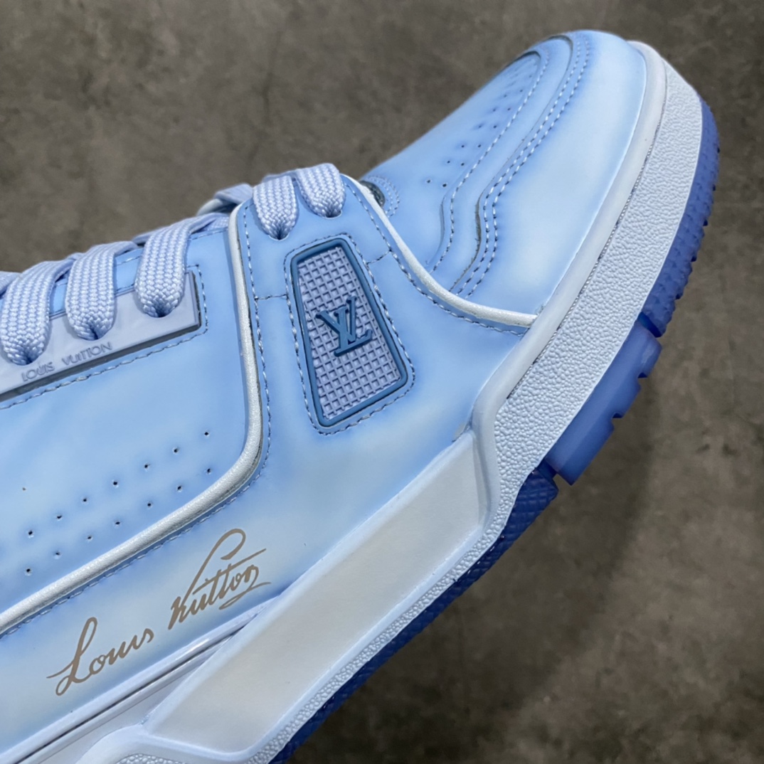图片[6]-莞产最强版 LV Trainer 白灰蓝做旧 广州顶级版本 细节实拍如下所见即所得 非莆田档口货 可随意对比细节鞋型 无需过多文案描述 所有细节均可对标正品 原厂鞋舌尺码标 正确烫金字体 鞋舌厚度柔软度同步正品 原厂织麦标 一针一线纹路均同步正品 原厂刺绣立体饱满同步正品 原厂烫金手写logo 立体饱满有光泽 鞋头原厂皮料细腻柔软 原厂数据 字体粗细 大小光泽度同步正品 原厂空胶工艺 并非开胶同步正品 原厂中底布 logo清晰 一个后跟足矣秒杀所有 尺码：36-45-选品中心