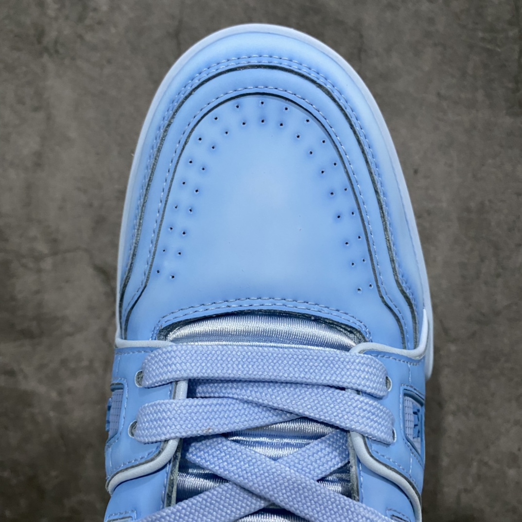 图片[5]-莞产最强版 LV Trainer 白灰蓝做旧 广州顶级版本 细节实拍如下所见即所得 非莆田档口货 可随意对比细节鞋型 无需过多文案描述 所有细节均可对标正品 原厂鞋舌尺码标 正确烫金字体 鞋舌厚度柔软度同步正品 原厂织麦标 一针一线纹路均同步正品 原厂刺绣立体饱满同步正品 原厂烫金手写logo 立体饱满有光泽 鞋头原厂皮料细腻柔软 原厂数据 字体粗细 大小光泽度同步正品 原厂空胶工艺 并非开胶同步正品 原厂中底布 logo清晰 一个后跟足矣秒杀所有 尺码：36-45-选品中心