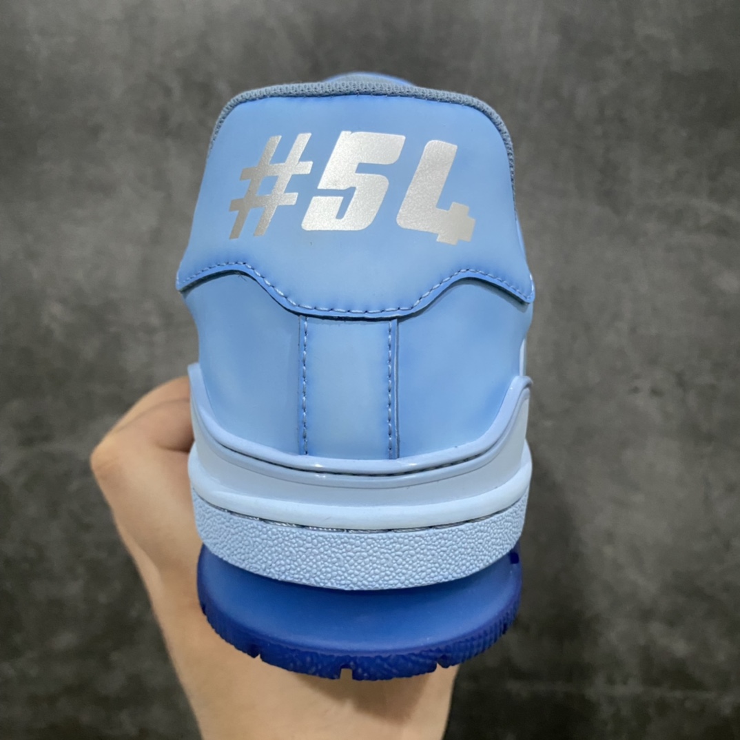 图片[4]-莞产最强版 LV Trainer 白灰蓝做旧 广州顶级版本 细节实拍如下所见即所得 非莆田档口货 可随意对比细节鞋型 无需过多文案描述 所有细节均可对标正品 原厂鞋舌尺码标 正确烫金字体 鞋舌厚度柔软度同步正品 原厂织麦标 一针一线纹路均同步正品 原厂刺绣立体饱满同步正品 原厂烫金手写logo 立体饱满有光泽 鞋头原厂皮料细腻柔软 原厂数据 字体粗细 大小光泽度同步正品 原厂空胶工艺 并非开胶同步正品 原厂中底布 logo清晰 一个后跟足矣秒杀所有 尺码：36-45-选品中心