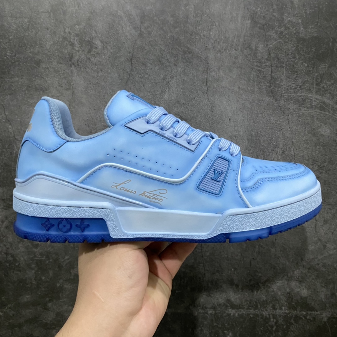 莞产最强版 LV Trainer 白灰蓝做旧 广州顶级版本 细节实拍如下所见即所得 非莆田档口货 可随意对比细节鞋型 无需过多文案描述 所有细节均可对标正品 原厂鞋舌尺码标 正确烫金字体 鞋舌厚度柔软度同步正品 原厂织麦标 一针一线纹路均同步正品 原厂刺绣立体饱满同步正品 原厂烫金手写logo 立体饱满有光泽 鞋头原厂皮料细腻柔软 原厂数据 字体粗细 大小光泽度同步正品 原厂空胶工艺 并非开胶同步正品 原厂中底布 logo清晰 一个后跟足矣秒杀所有 尺码:36-45-选品中心