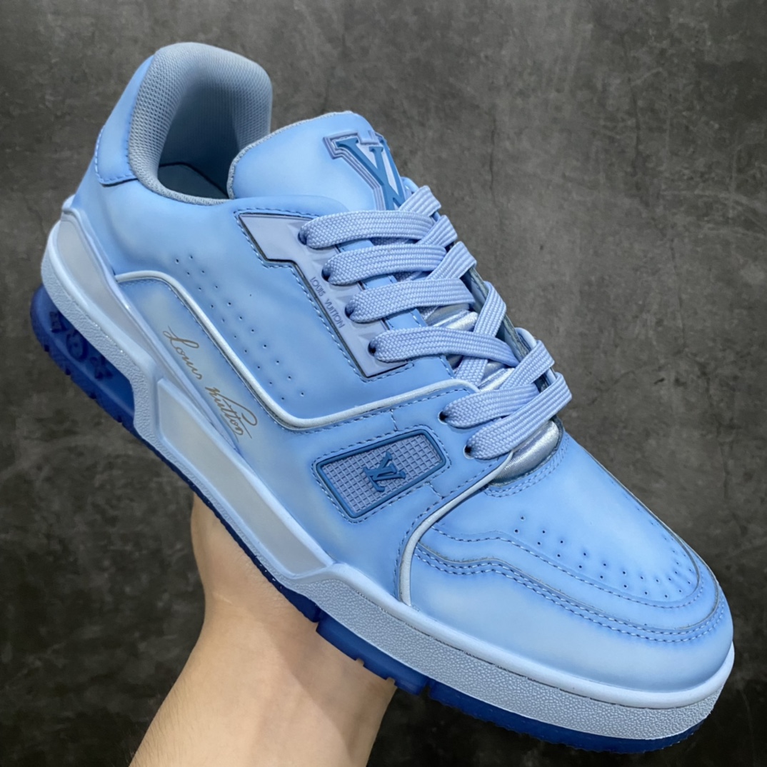 图片[3]-莞产最强版 LV Trainer 白灰蓝做旧 广州顶级版本 细节实拍如下所见即所得 非莆田档口货 可随意对比细节鞋型 无需过多文案描述 所有细节均可对标正品 原厂鞋舌尺码标 正确烫金字体 鞋舌厚度柔软度同步正品 原厂织麦标 一针一线纹路均同步正品 原厂刺绣立体饱满同步正品 原厂烫金手写logo 立体饱满有光泽 鞋头原厂皮料细腻柔软 原厂数据 字体粗细 大小光泽度同步正品 原厂空胶工艺 并非开胶同步正品 原厂中底布 logo清晰 一个后跟足矣秒杀所有 尺码：36-45-选品中心