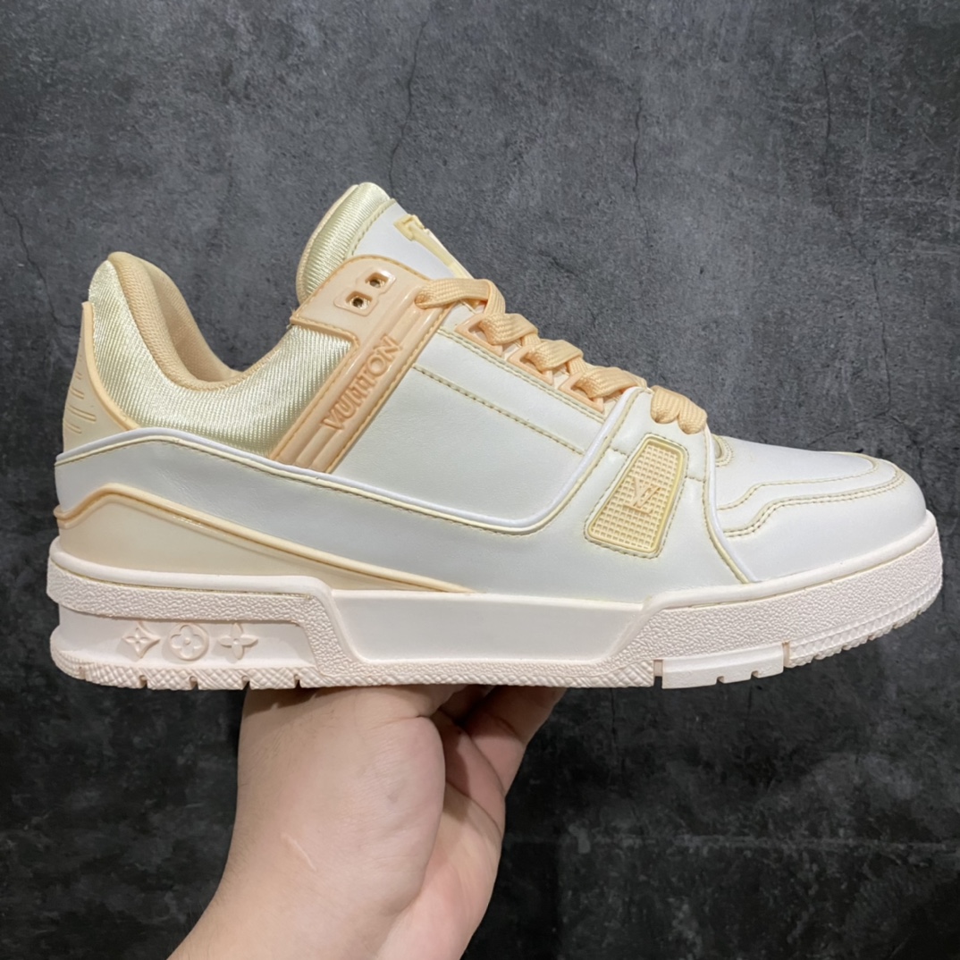 莞产最强版 LV Trainer 白浅黄 广州顶级版本 细节实拍如下所见即所得 非莆田档口货 可随意对比细节鞋型 无需过多文案描述 所有细节均可对标正品 原厂鞋舌尺码标 正确烫金字体 鞋舌厚度柔软度同步正品 原厂织麦标 一针一线纹路均同步正品 原厂刺绣立体饱满同步正品 原厂烫金手写logo 立体饱满有光泽 鞋头原厂皮料细腻柔软 原厂数据 字体粗细 大小光泽度同步正品 原厂空胶工艺 并非开胶同步正品 原厂中底布 logo清晰 一个后跟足矣秒杀所有 尺码:36-45-选品中心