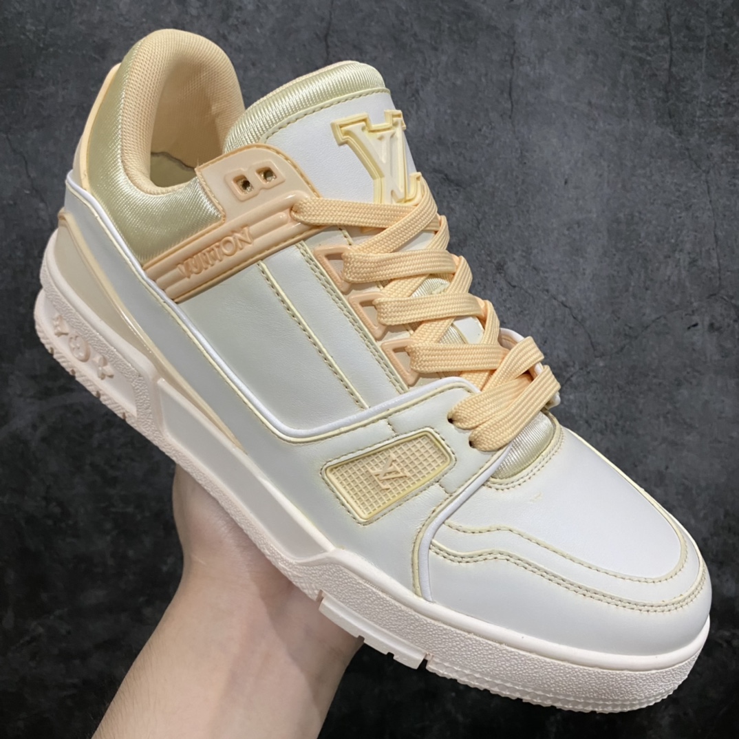 图片[4]-莞产最强版 LV Trainer 白浅黄 广州顶级版本 细节实拍如下所见即所得 非莆田档口货 可随意对比细节鞋型 无需过多文案描述 所有细节均可对标正品 原厂鞋舌尺码标 正确烫金字体 鞋舌厚度柔软度同步正品 原厂织麦标 一针一线纹路均同步正品 原厂刺绣立体饱满同步正品 原厂烫金手写logo 立体饱满有光泽 鞋头原厂皮料细腻柔软 原厂数据 字体粗细 大小光泽度同步正品 原厂空胶工艺 并非开胶同步正品 原厂中底布 logo清晰 一个后跟足矣秒杀所有 尺码：36-45-选品中心