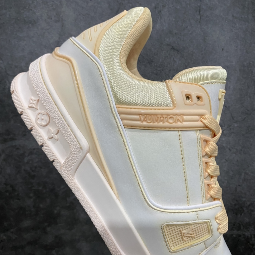 图片[7]-莞产最强版 LV Trainer 白浅黄 广州顶级版本 细节实拍如下所见即所得 非莆田档口货 可随意对比细节鞋型 无需过多文案描述 所有细节均可对标正品 原厂鞋舌尺码标 正确烫金字体 鞋舌厚度柔软度同步正品 原厂织麦标 一针一线纹路均同步正品 原厂刺绣立体饱满同步正品 原厂烫金手写logo 立体饱满有光泽 鞋头原厂皮料细腻柔软 原厂数据 字体粗细 大小光泽度同步正品 原厂空胶工艺 并非开胶同步正品 原厂中底布 logo清晰 一个后跟足矣秒杀所有 尺码：36-45-选品中心