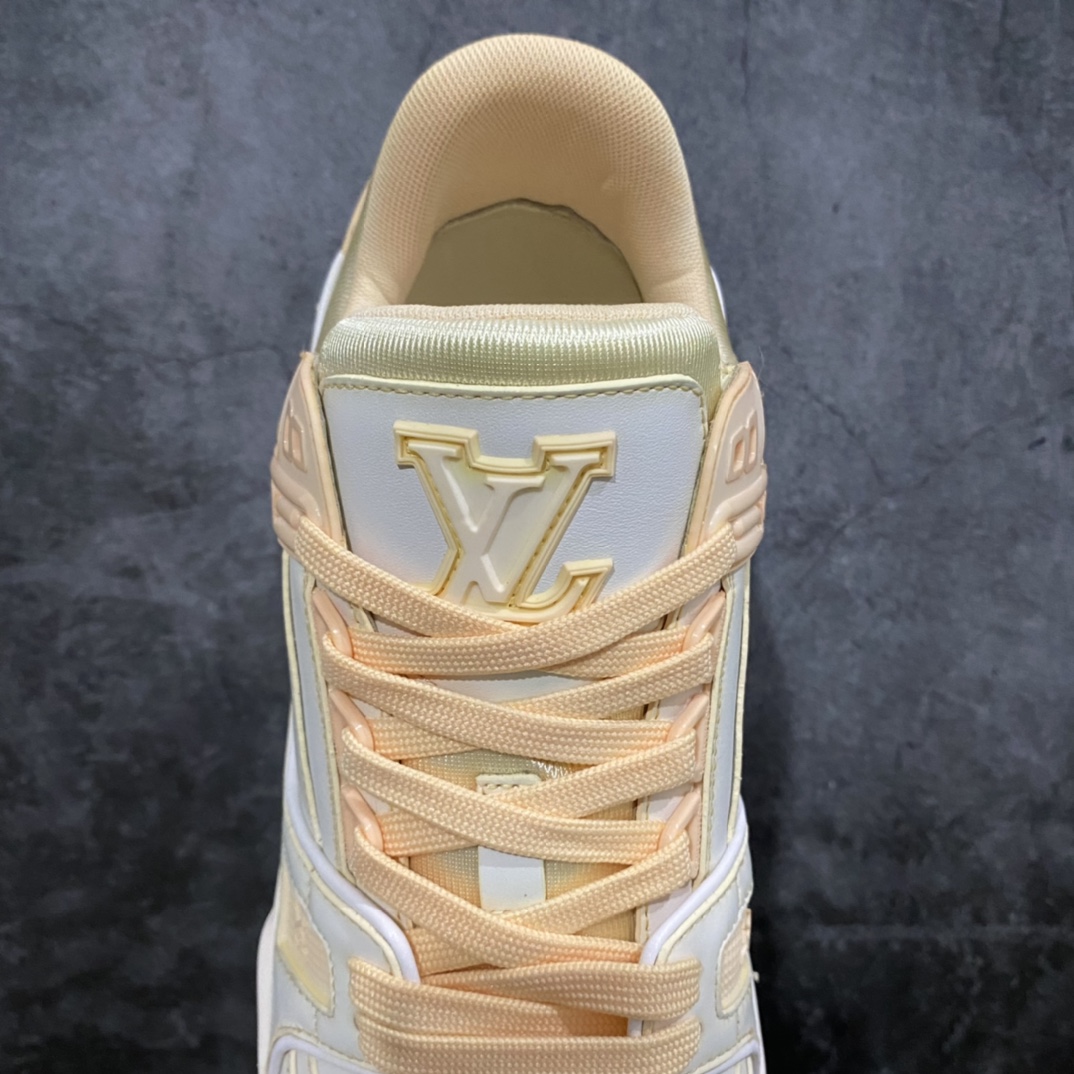 图片[8]-莞产最强版 LV Trainer 白浅黄 广州顶级版本 细节实拍如下所见即所得 非莆田档口货 可随意对比细节鞋型 无需过多文案描述 所有细节均可对标正品 原厂鞋舌尺码标 正确烫金字体 鞋舌厚度柔软度同步正品 原厂织麦标 一针一线纹路均同步正品 原厂刺绣立体饱满同步正品 原厂烫金手写logo 立体饱满有光泽 鞋头原厂皮料细腻柔软 原厂数据 字体粗细 大小光泽度同步正品 原厂空胶工艺 并非开胶同步正品 原厂中底布 logo清晰 一个后跟足矣秒杀所有 尺码：36-45-选品中心