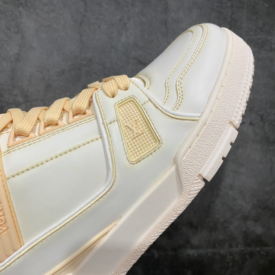 图片[6]-莞产最强版 LV Trainer 白浅黄 广州顶级版本 细节实拍如下所见即所得 非莆田档口货 可随意对比细节鞋型 无需过多文案描述 所有细节均可对标正品 原厂鞋舌尺码标 正确烫金字体 鞋舌厚度柔软度同步正品 原厂织麦标 一针一线纹路均同步正品 原厂刺绣立体饱满同步正品 原厂烫金手写logo 立体饱满有光泽 鞋头原厂皮料细腻柔软 原厂数据 字体粗细 大小光泽度同步正品 原厂空胶工艺 并非开胶同步正品 原厂中底布 logo清晰 一个后跟足矣秒杀所有 尺码：36-45-选品中心